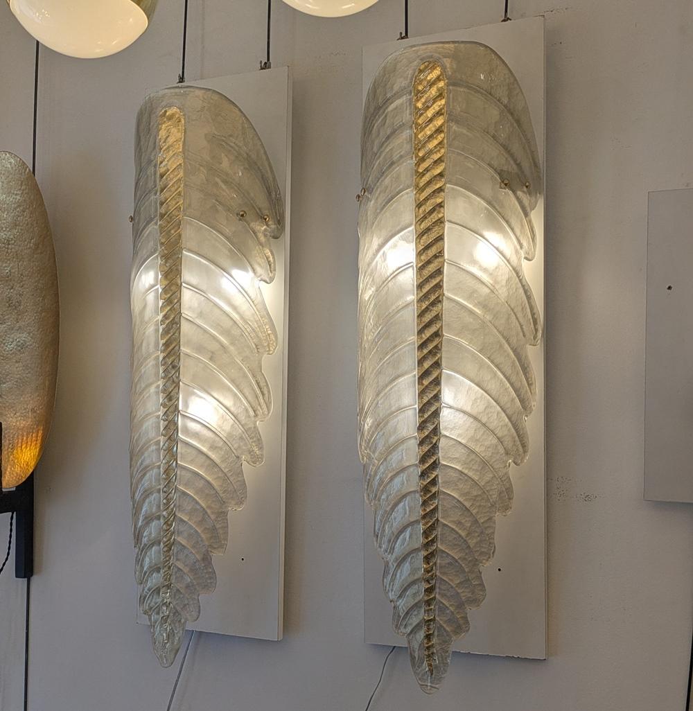 Paire de grandes et spectaculaires appliques murales en verre de Murano. 
 
3 ampoules E27 par applique.

 