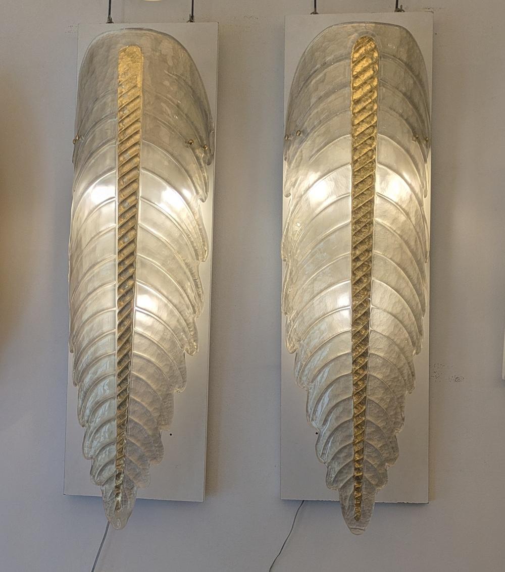 Moderne Paire d'appliques murales à feuilles en verre de Murano en vente