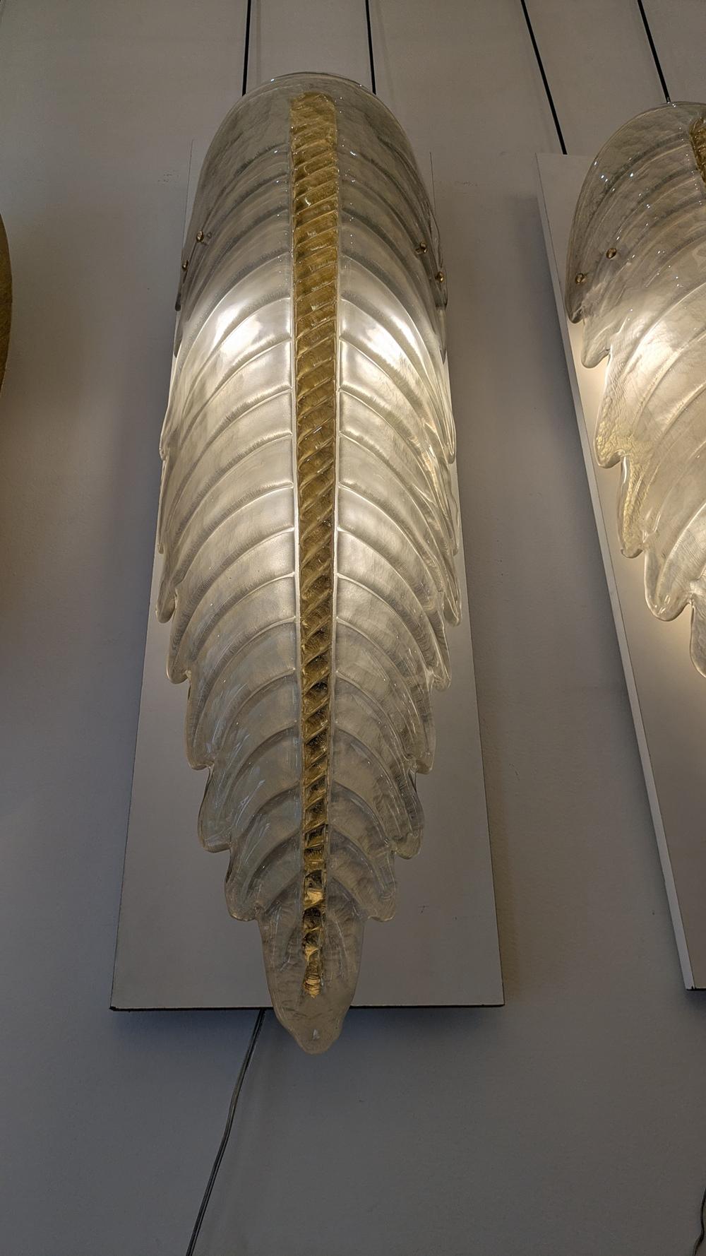 20ième siècle Paire d'appliques murales à feuilles en verre de Murano en vente