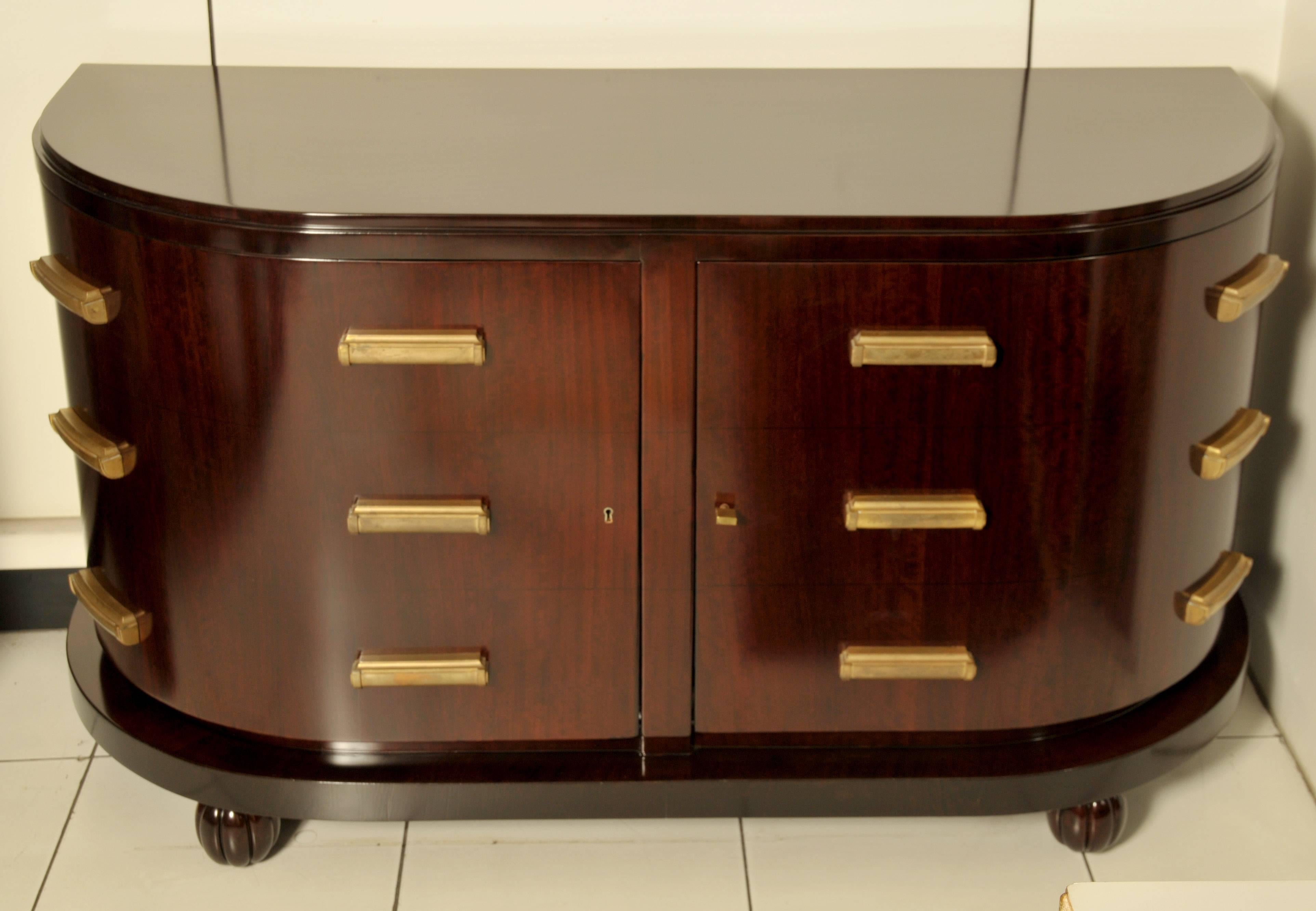 Single chest (commode) in wood. Original gilded bronze handles,
circa 1925.
Restored.

More images available upon request.