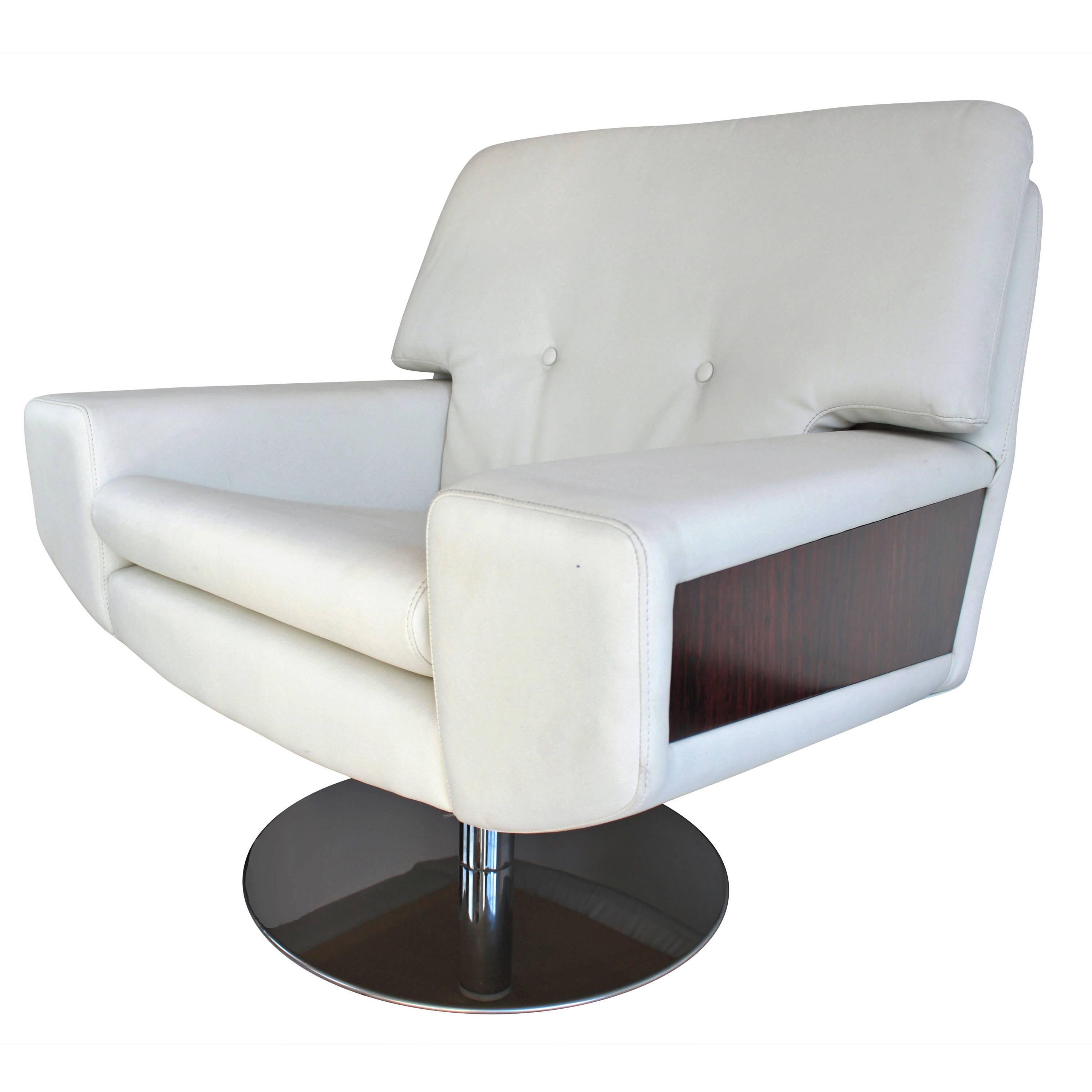Large pair of lounge armchairs in white skai leather upholstery, partially padded. Sides in Wood. Chrome base.
Italy, 1970s.

More images available upon request.