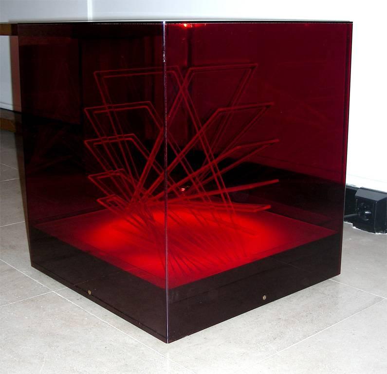 Cubo di Teo Light Sculpture/lampe de table en polycarbonate.
Par James Rivière
vers 1970.
Centro Ricerche Arte Industria Lissone (Fabricant)
