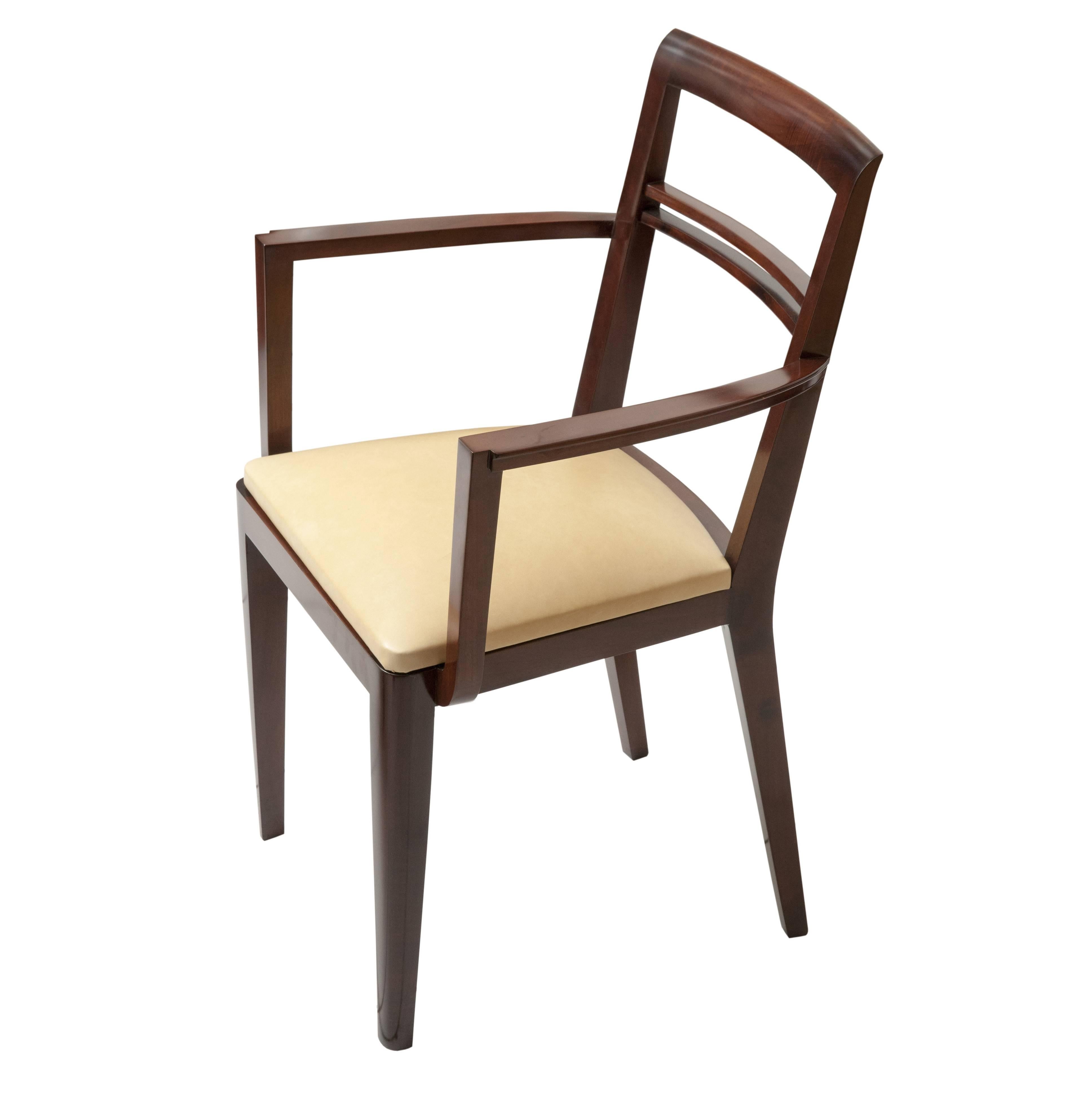 Deux fauteuils en bois et cuir,
vers 1930.
Restauré.

Dimensions des fauteuils : Hauteur 83 cm x largeur 53 cm x profondeur 42 cm.

