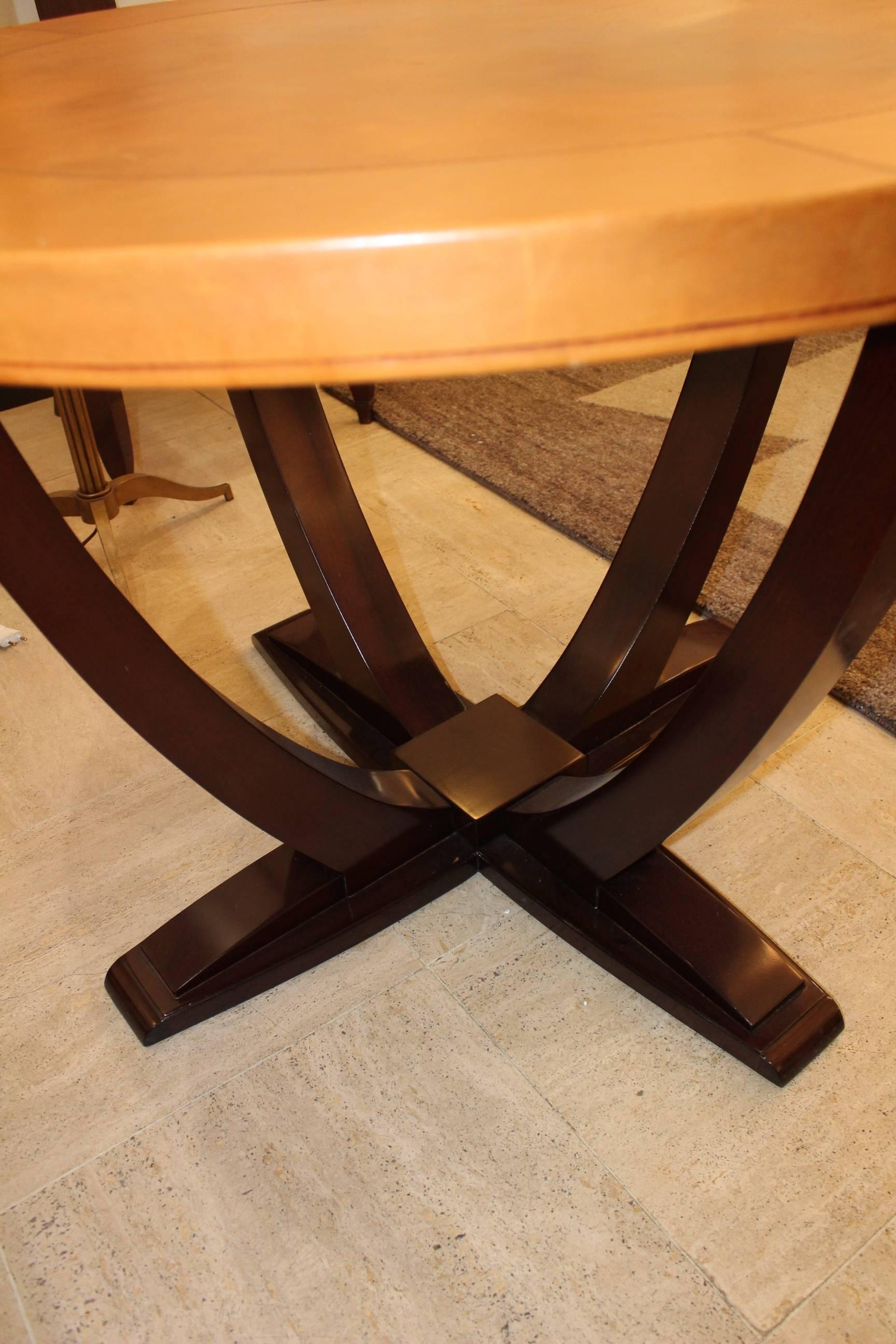 Metà XX secolo Tavolo francese Art Déco in legno e pelle, 1930 circa in vendita