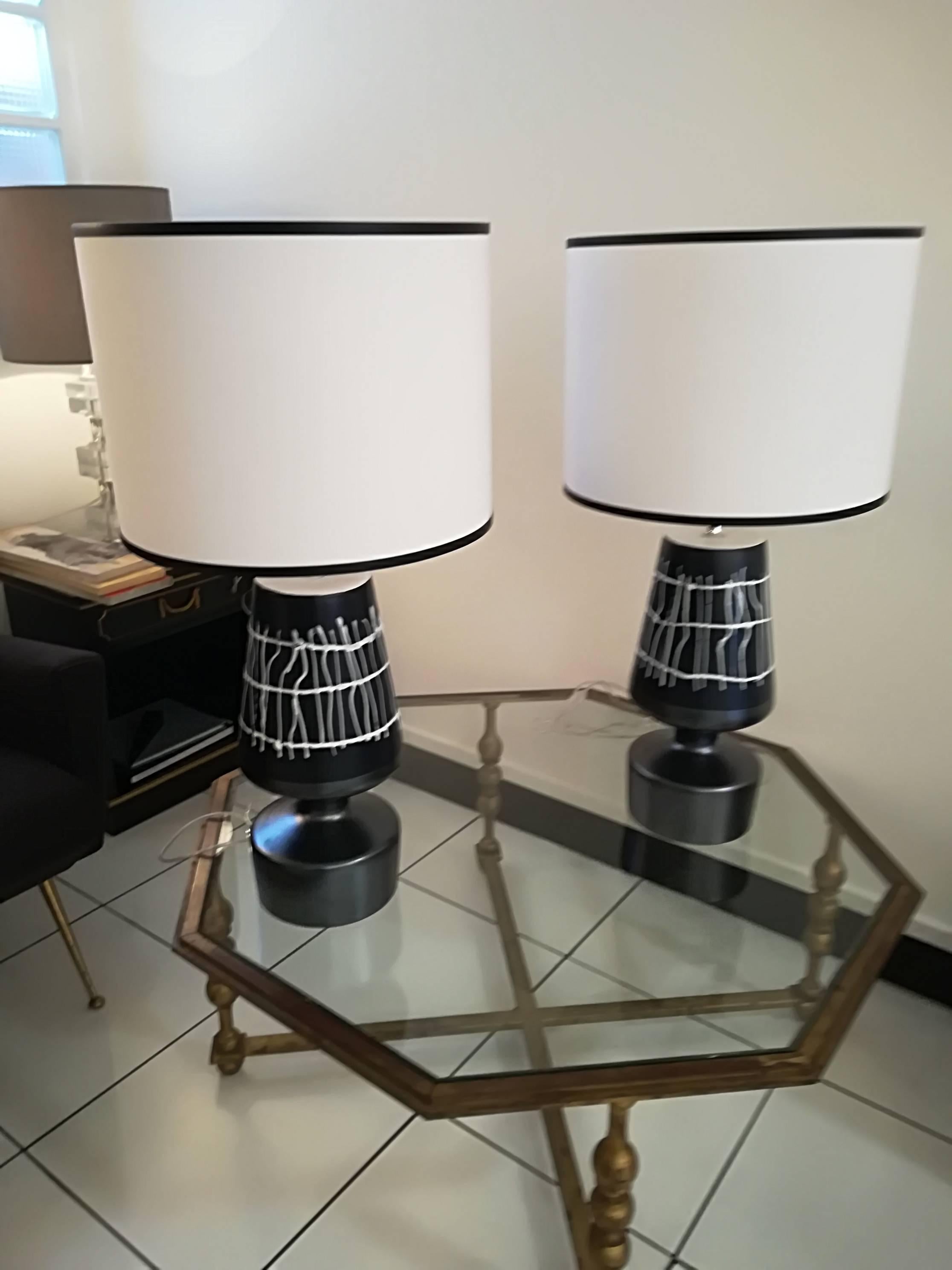 Paar französische Keramik-Tischlampen (Moderne) im Angebot