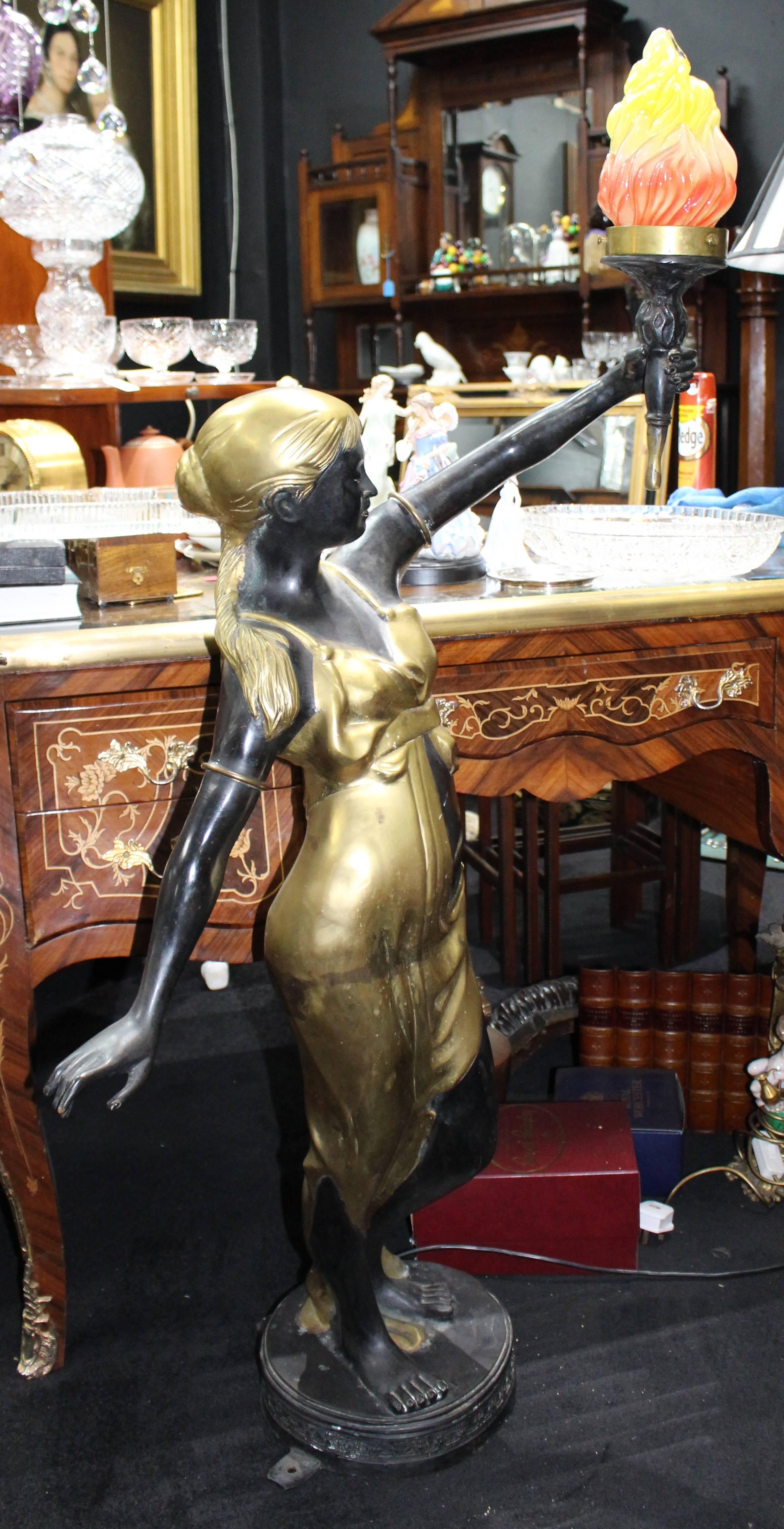 

Style Classical.
Composition bronze and brass.
Measures: Height 134 cm / 52 3/4 in.
Condition Very good condition commensurate with age. Complete with original coloured glass shade. 

Quality heavy bronze and brass classical style standard