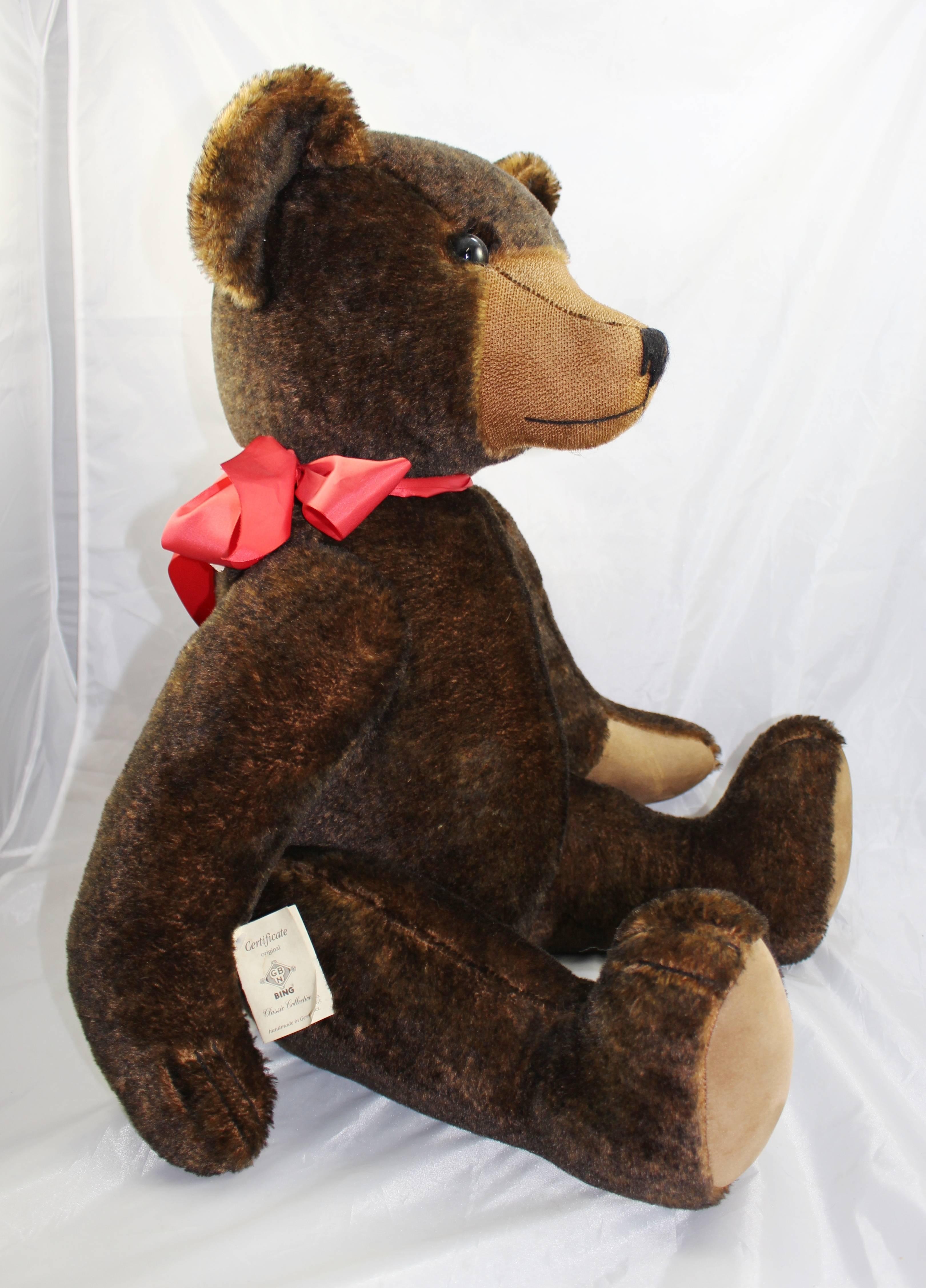 

Manufacturer Bing.
Origin, Germany.
Measures: Height 76 cm / 30 in.
Condition very good condition complete with certificate affixed to body.

Nice quality Bing growler bear.

Very clean bear from a private collection.

Please see other