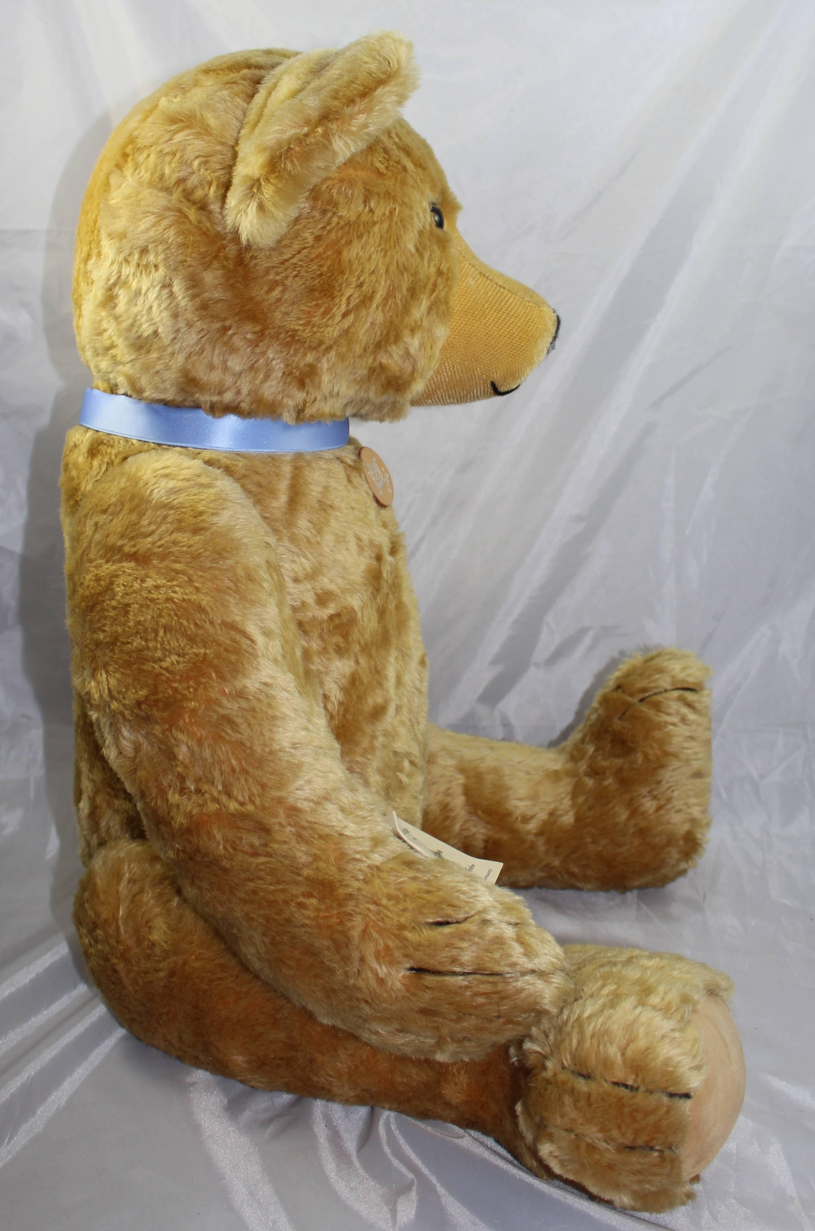 

Manufacturer: Bing.
Origin: Germany.
Height: 76 cm / 30 in.
Limited Edition: 11 of 100.
Condition: Very good condition complete with certificate affixed to body.

Nice quality Bing growler bear.

Very clean bear from a private