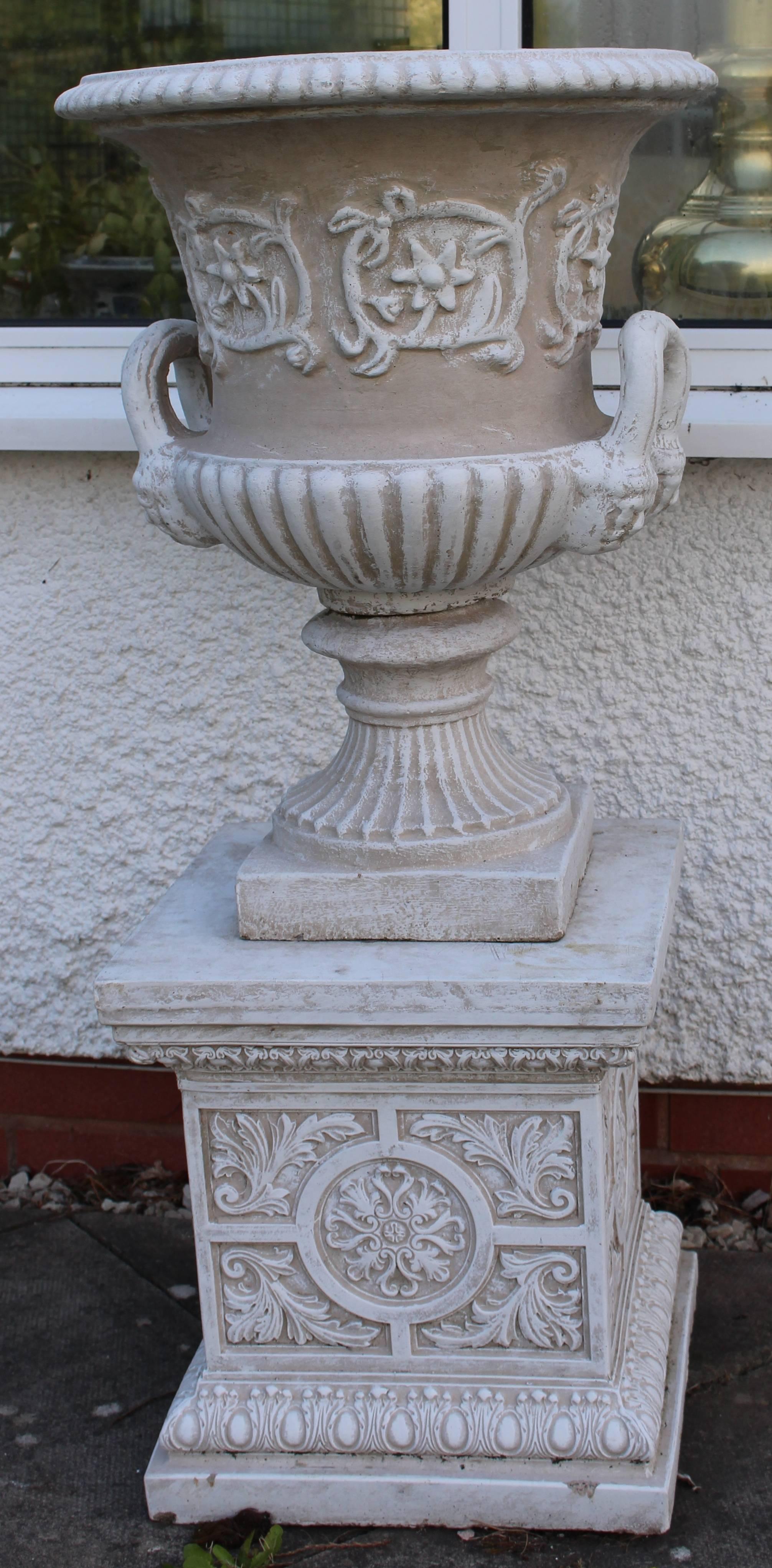 Composition stone composite.
Finish antique white.
Measures: Height 107 cm / 42 in.

Three sections: top urn, socle base and base.

Handles to either side.

Classical mouldings and design.

Lovely quality. Fantastic in the garden, on the