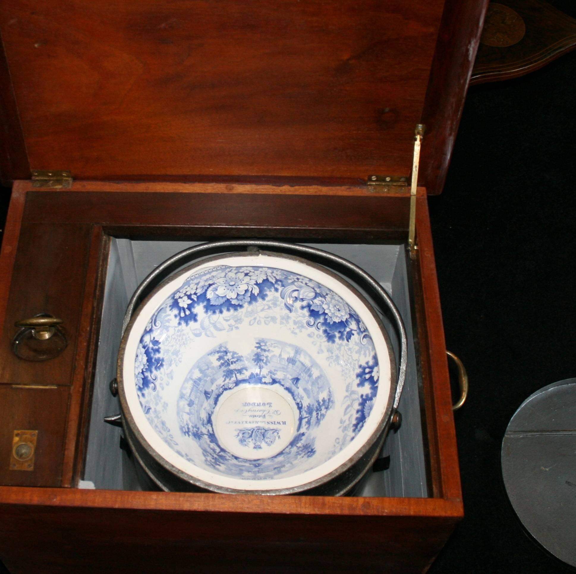 Antique 19th Century Commode Blue and White R.Wiss, London Ceramic Bowl In Good Condition In Worcester, Worcestershire