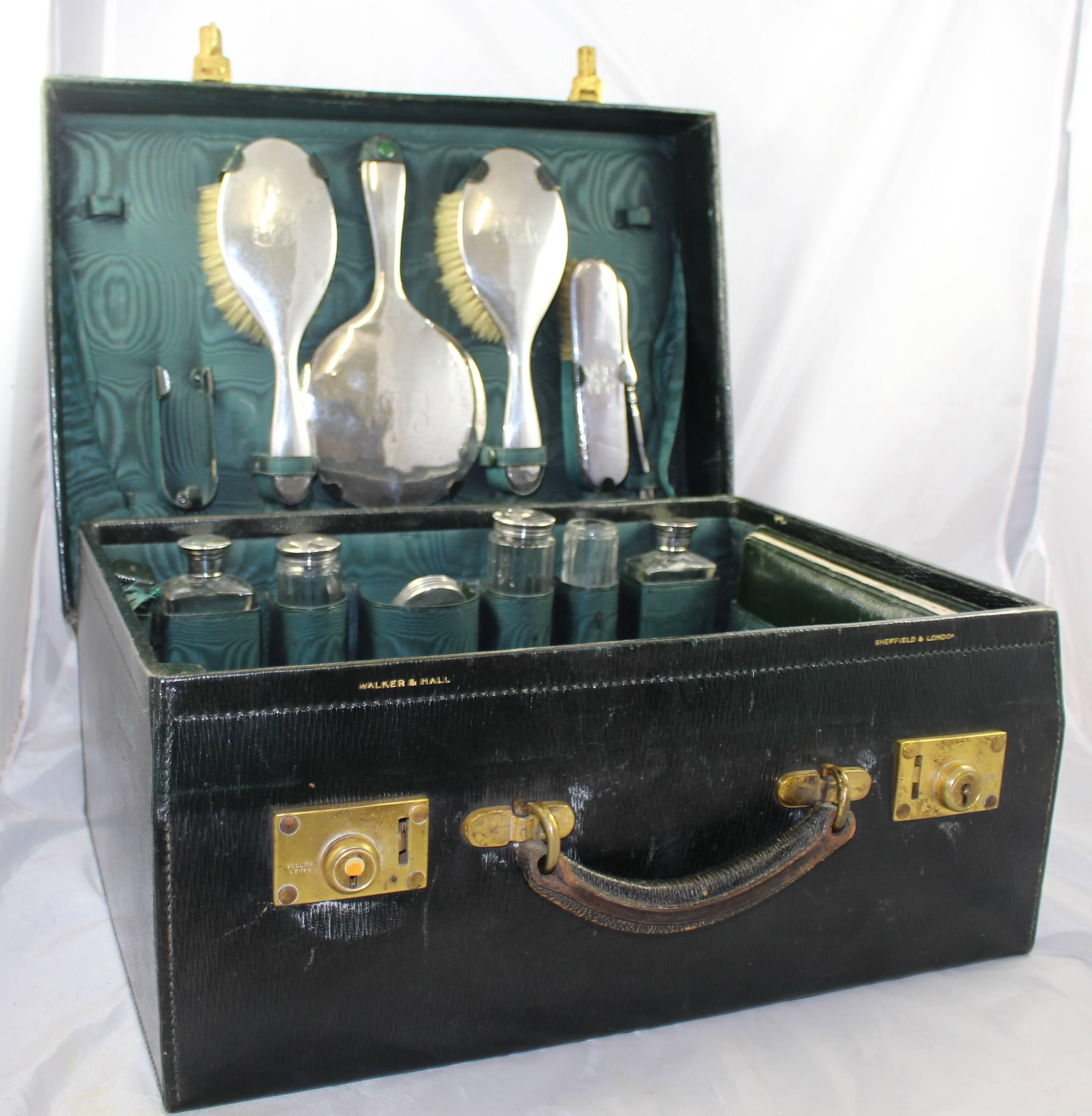 Maker Walker & Hall.
Hallmark Birmingham, 1918 and London, 1917 hallmarks.
Silver sterling, fully hallmarked.
Case width 45 cm / 17 3/4 in.
Case depth 33 cm / 13 in.
Case height 20 cm / 8 in.
Condition good condition commensurate with age.