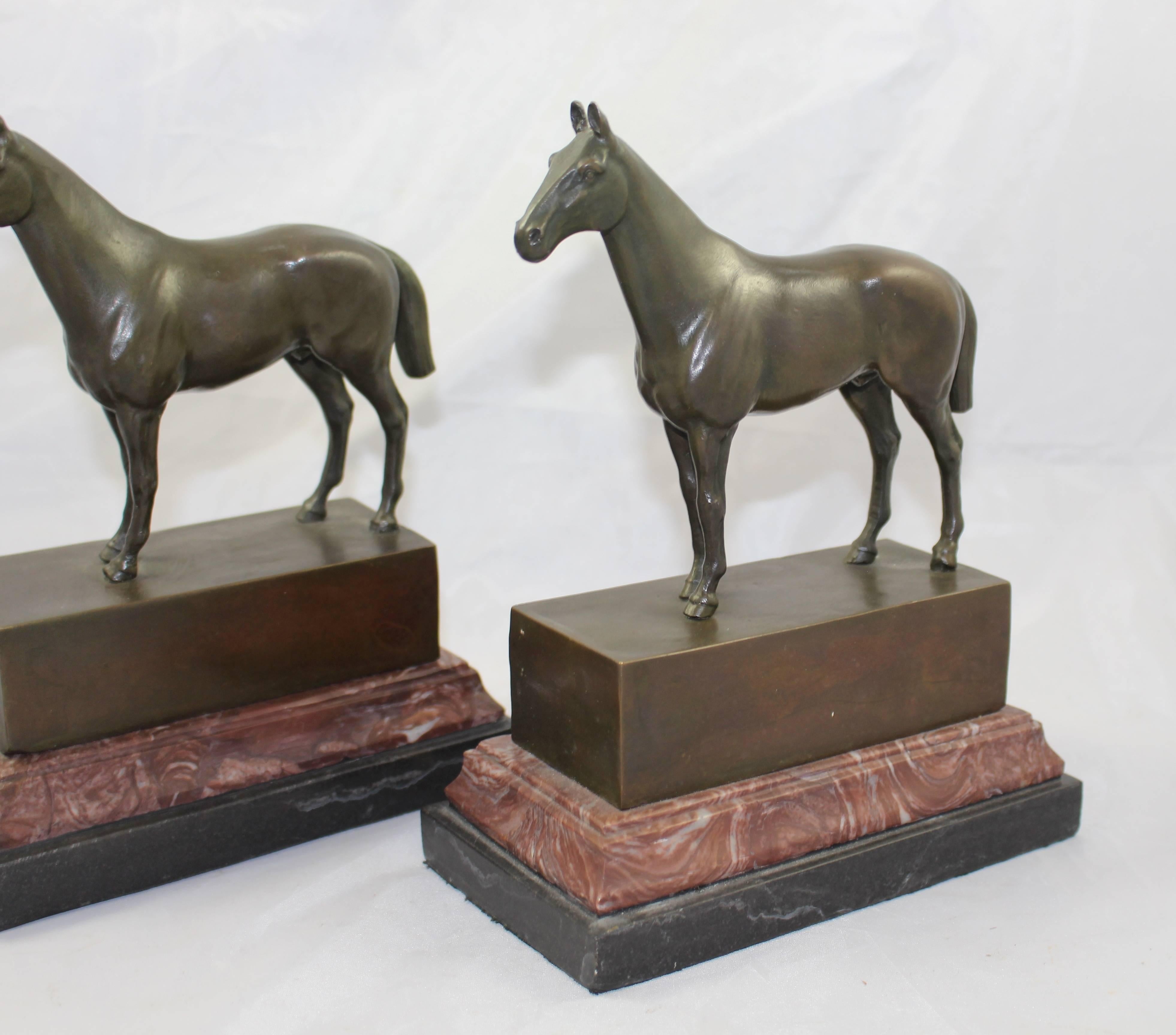 Subject horses.
Composition marble on bronze base.
Width 17.5 cm / 7 in.
Depth 9.5 cm / 3 3/4 in.
Height 22 cm / 8 1/2 in.
Condition very good condition commensurate with age.

Quality bronze bookends.

Free UK mainland delivery.

Please