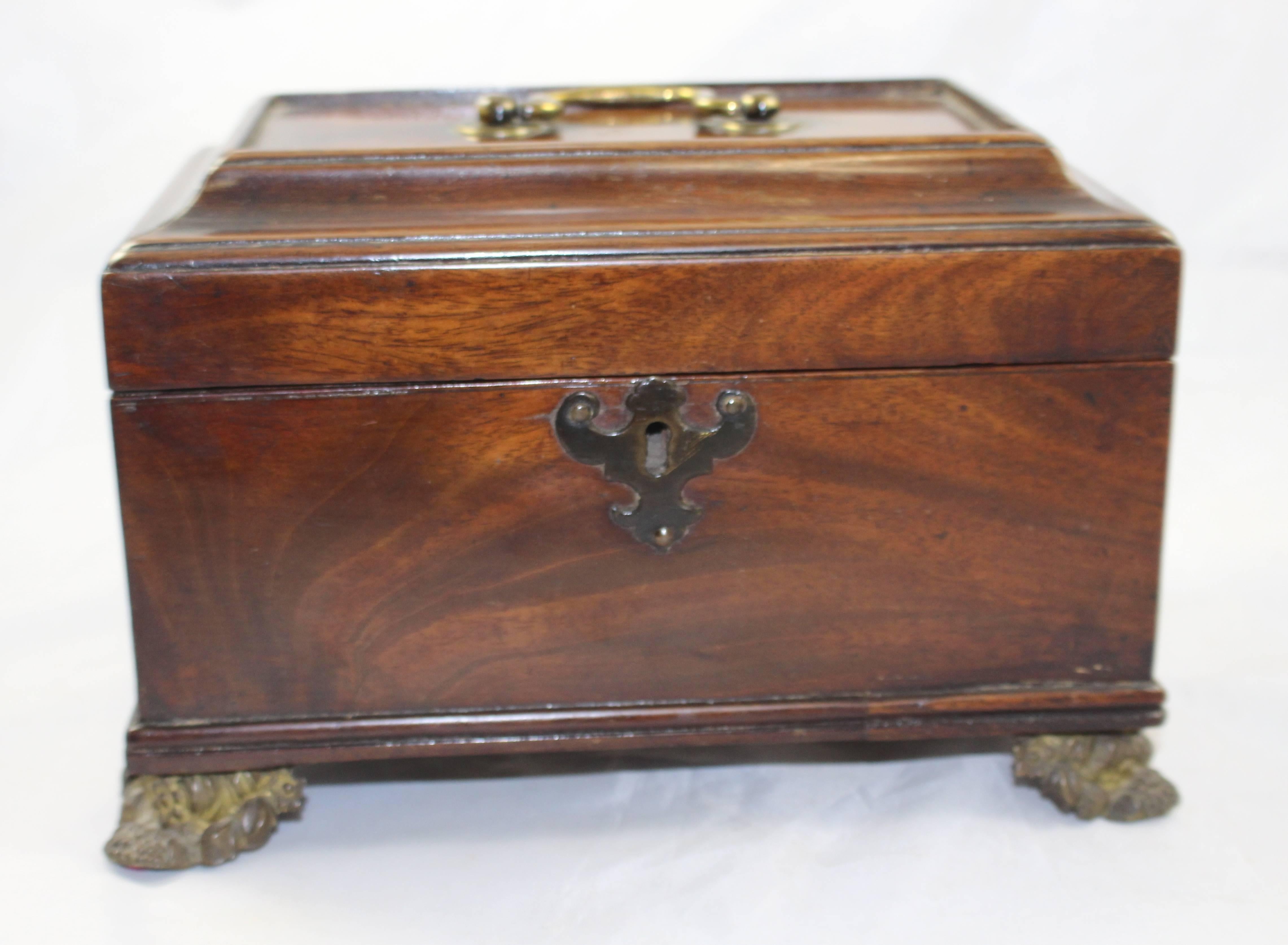 Period Georgian.
Wood mahogany.
Width 25 cm / 9 3/4 in.
Depth 15 cm / 6 in.
Height 16 cm / 6 1/4 in.
Condition good condition. Some marks commensurate with age. Very sturdy.

Fine quality period box of desirable size.

Mahogany with