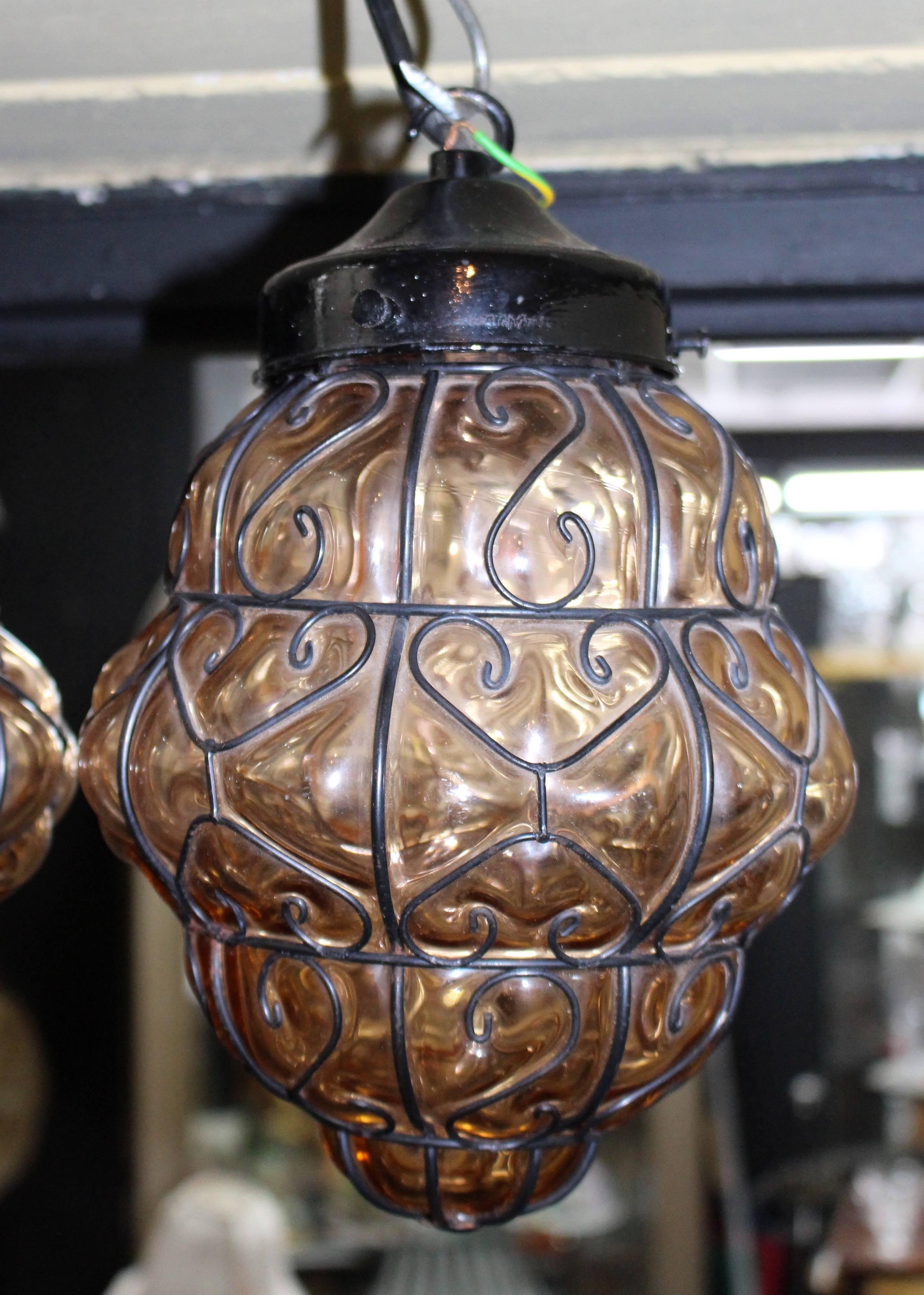 Pair of Vintage Amber Glass Metal Lattice Lanterns In Excellent Condition In Worcester, Worcestershire