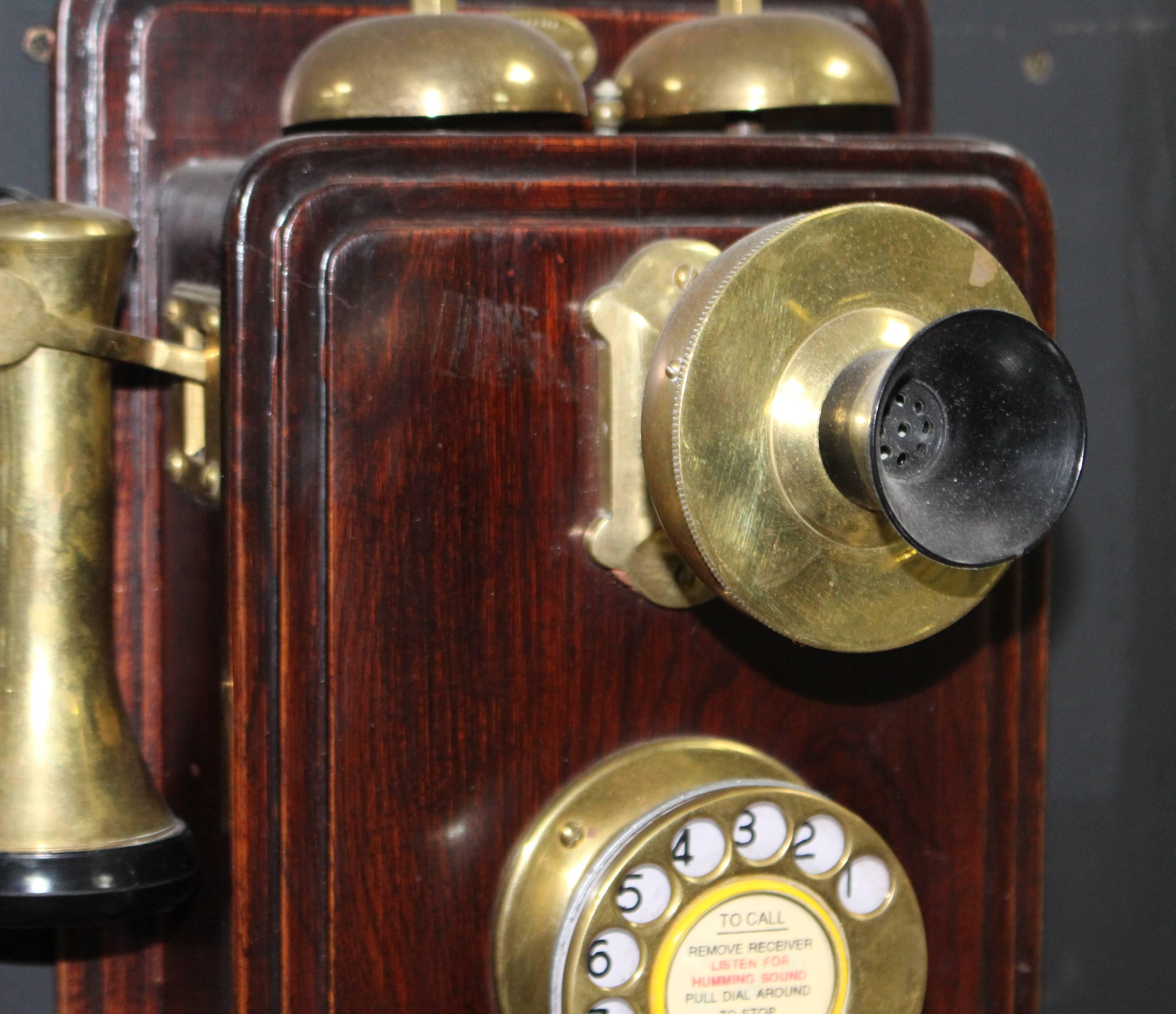 Period Early 20th century.
Maker Siemens London Pat. 328928.
Measures: Width 21.5 cm / 8 1/2 in,
height 29 cm / 11 1/2 in.
Condition very good condition commensurate with age, working.

Offered for sale a vintage wall telephone.

Siemens