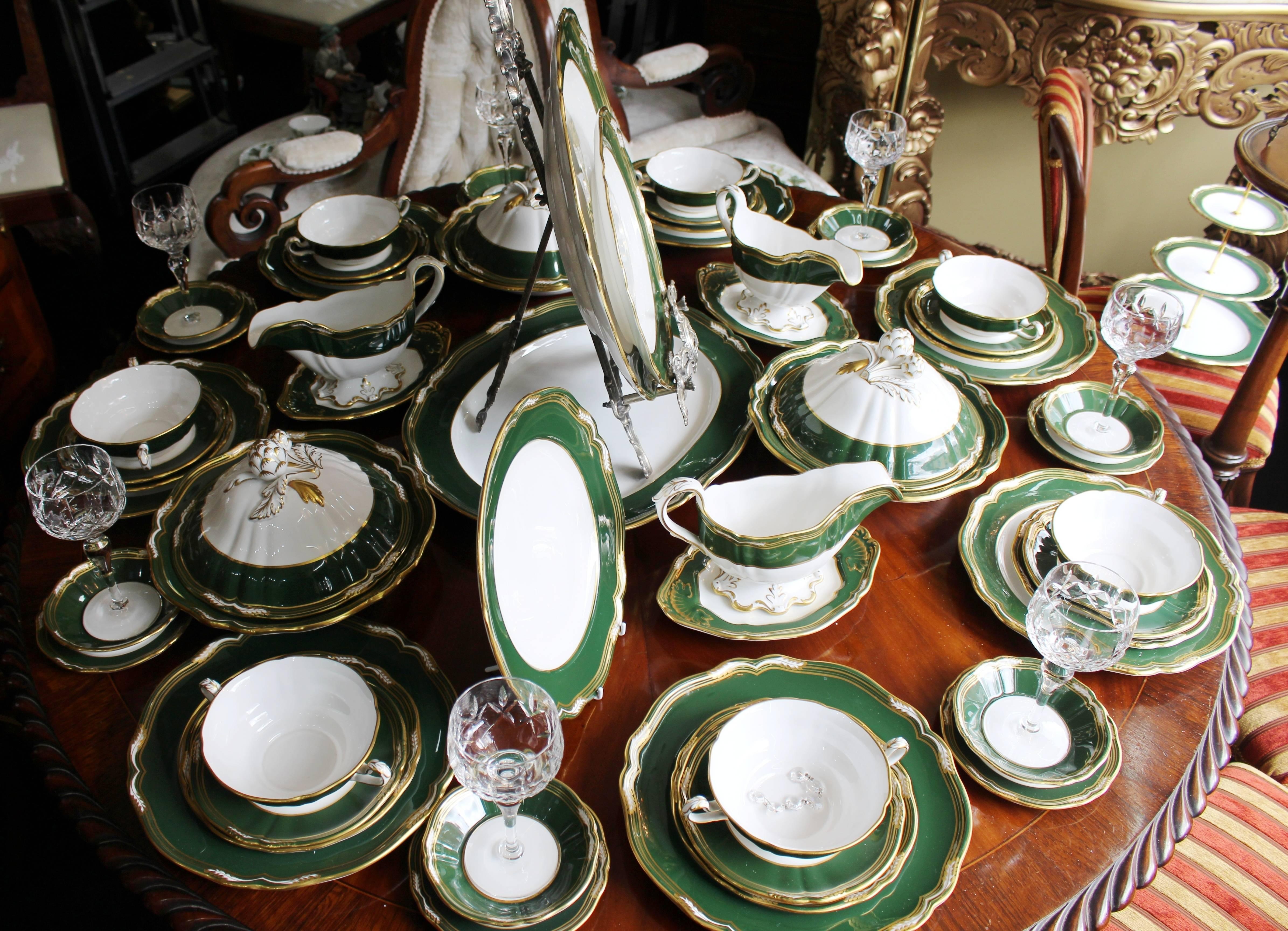 Manufacturer spode
Pattern Harrogate
Total 186 pieces
Pieces 20 x 11 inch dinner plate, 18 x 8 inch salad plate, 17 x 6 inch side plate, six large lidded vegetable tureens, one square salad bowl, four oval serving bowl, 2 x 17 x 14 inch oval