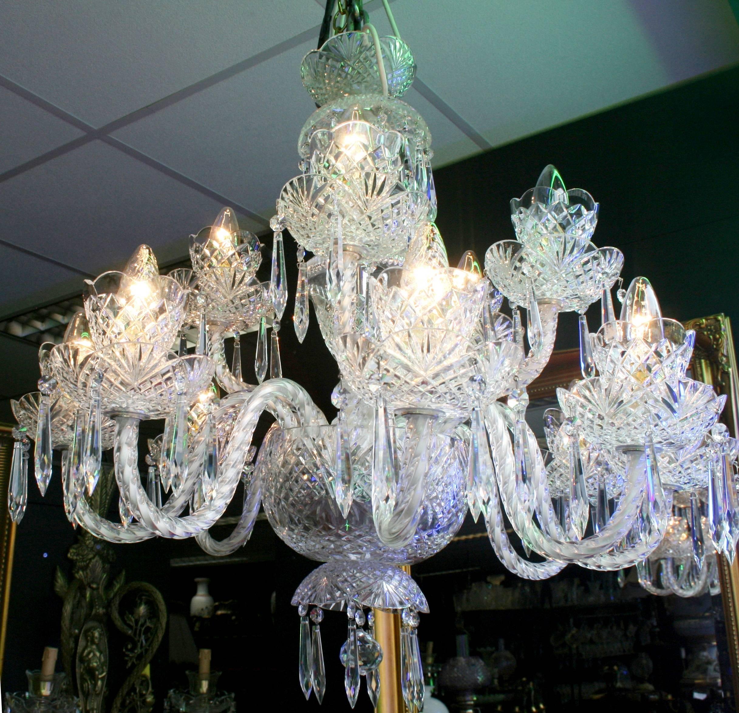 Crystal cut-glass Irish crystal
Arms 12
Tiers two
Measures: Width 71 cm / 28 in
Drop 69 cm / 27 in
Light fitting SBC
Condition excellent condition. Crystal stamped Waterford crystal. Ready to hang.




Offered for dale a very fine quality