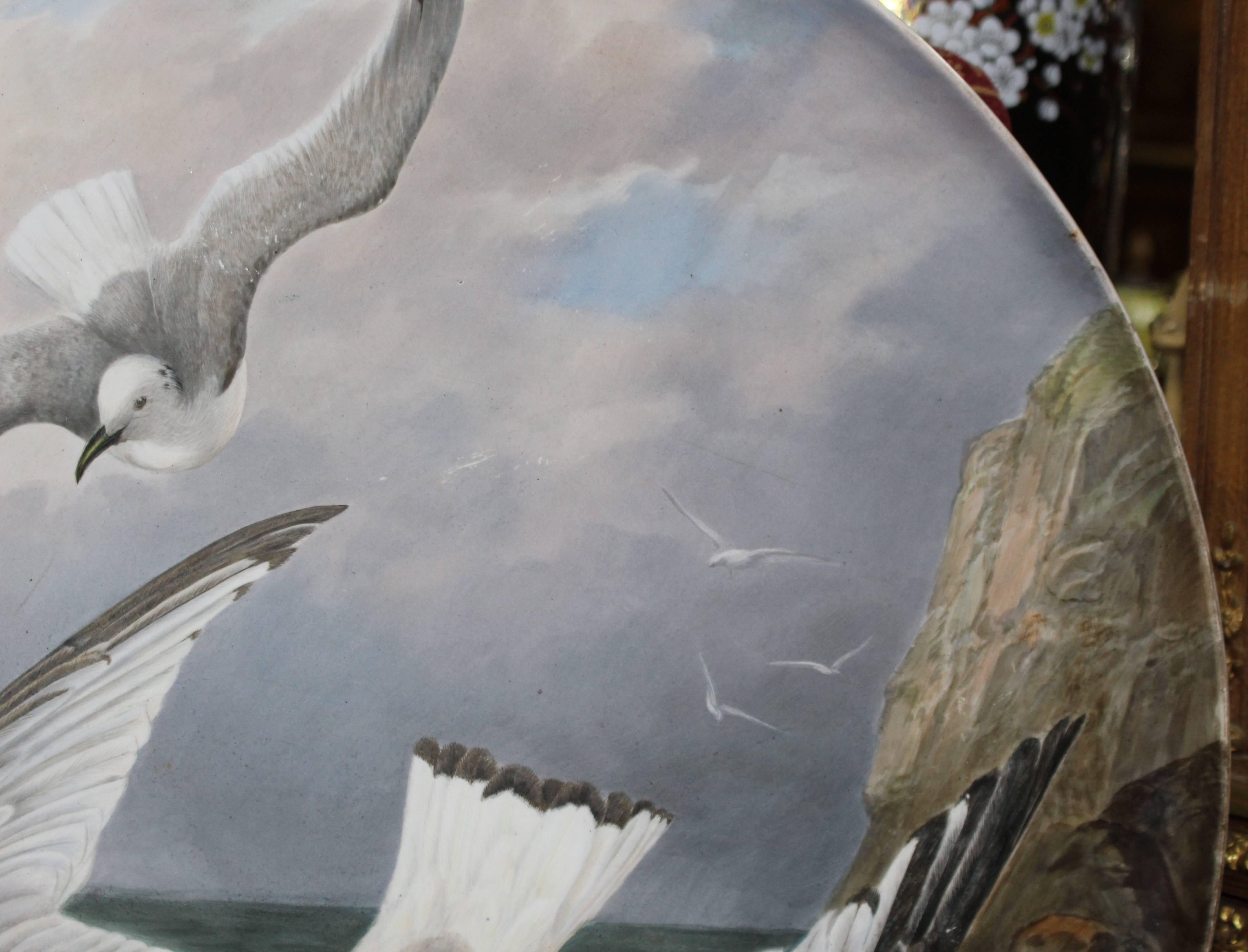 Fine 19th Century Creil et Montereau Painted Seagull Charger In Excellent Condition For Sale In Worcester, Worcestershire