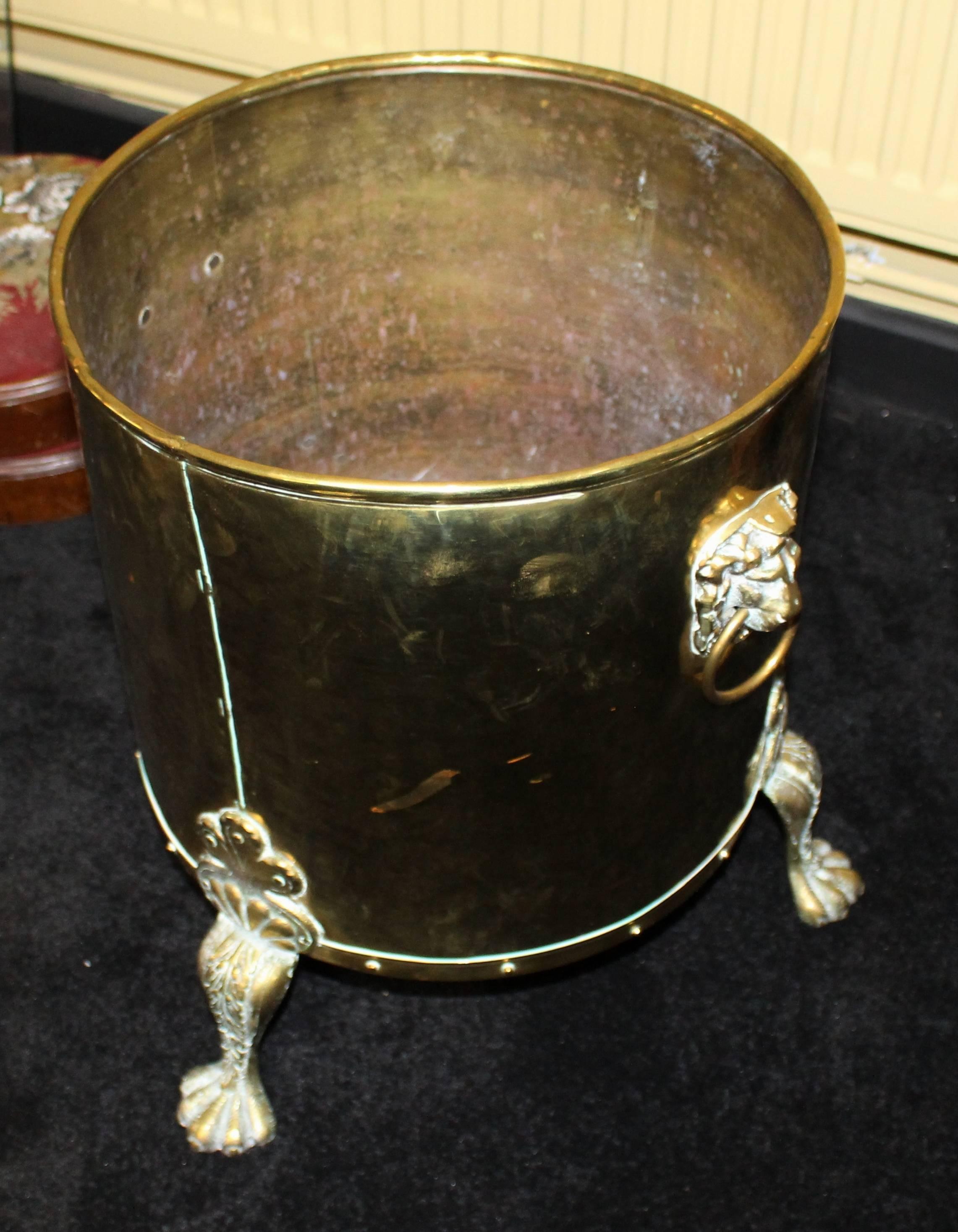 Quality Heavy Antique Footed Brass Fire Bucket In Excellent Condition In Worcester, Worcestershire
