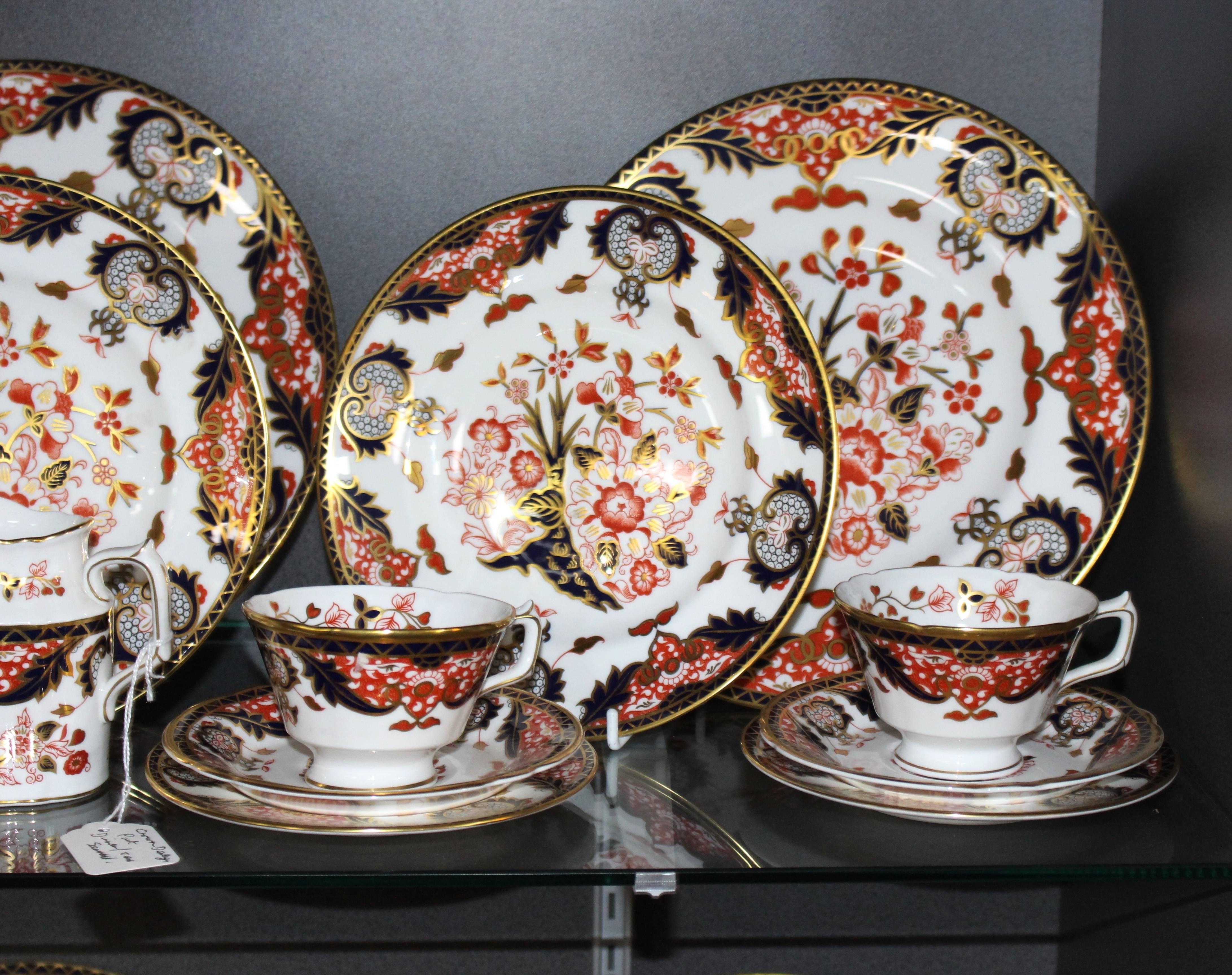 Late 20th Century Royal Crown Derby 6 Place 32 Piece Service Derby Japan Pattern In Excellent Condition In Worcester, Worcestershire