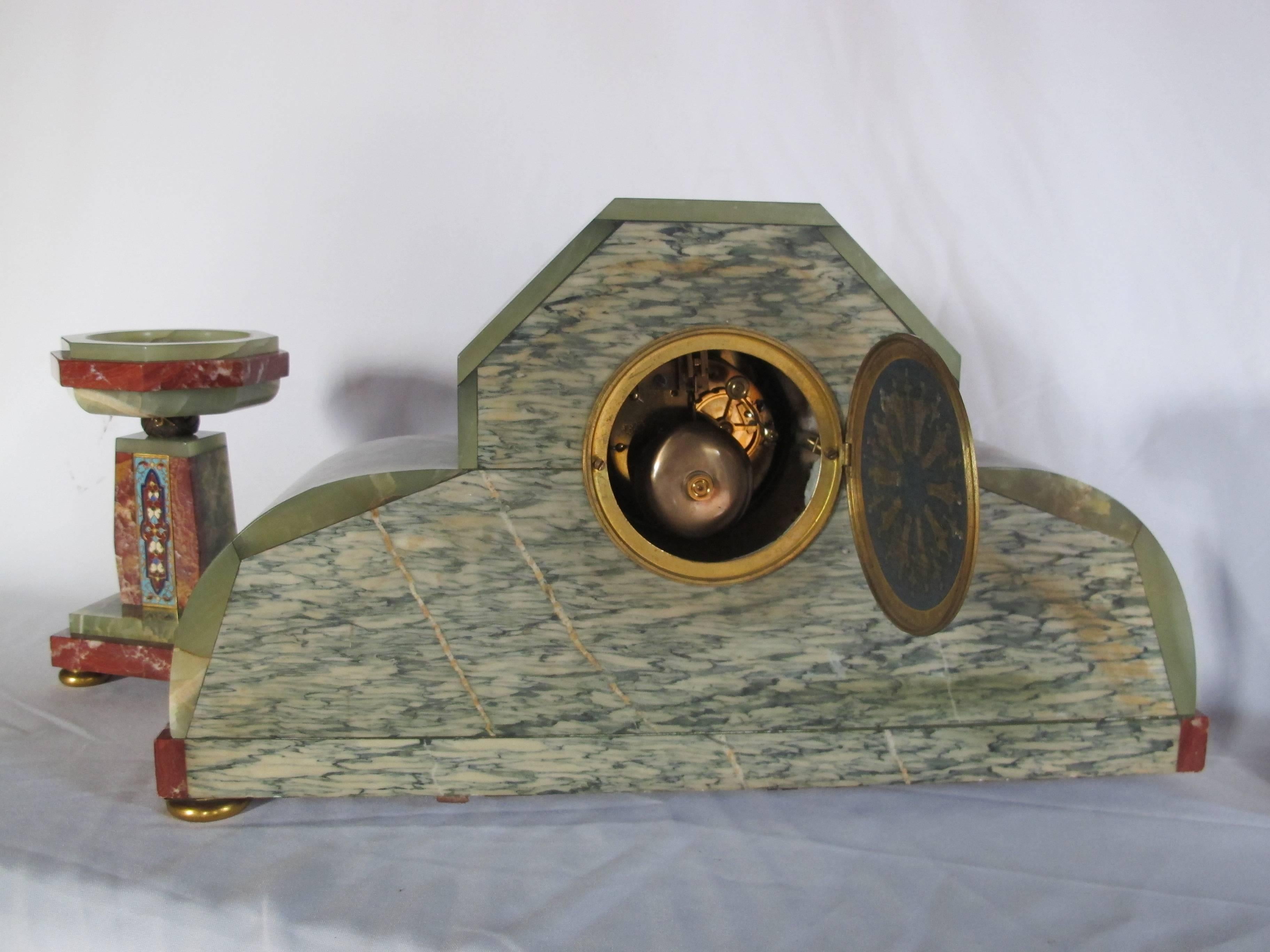 Claisonné clockset of two cups and a clock. 
Marble, onyx, brass and claisonné inlay of high quality and in perfect condtion.

Provenance; private Dutch collection.