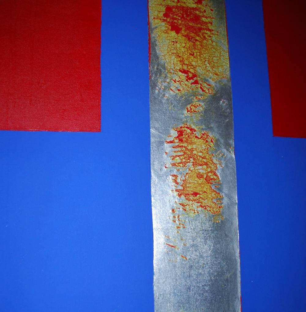 Impressionante e luminoso dipinto a tecnica mista a foglia d'argento rosso-blu su tela degli anni '70. Il design geometrico domina questa grande tela. L'alternanza dei colori e la disposizione delle strisce creano una sensazione ritmica. 

Le tre