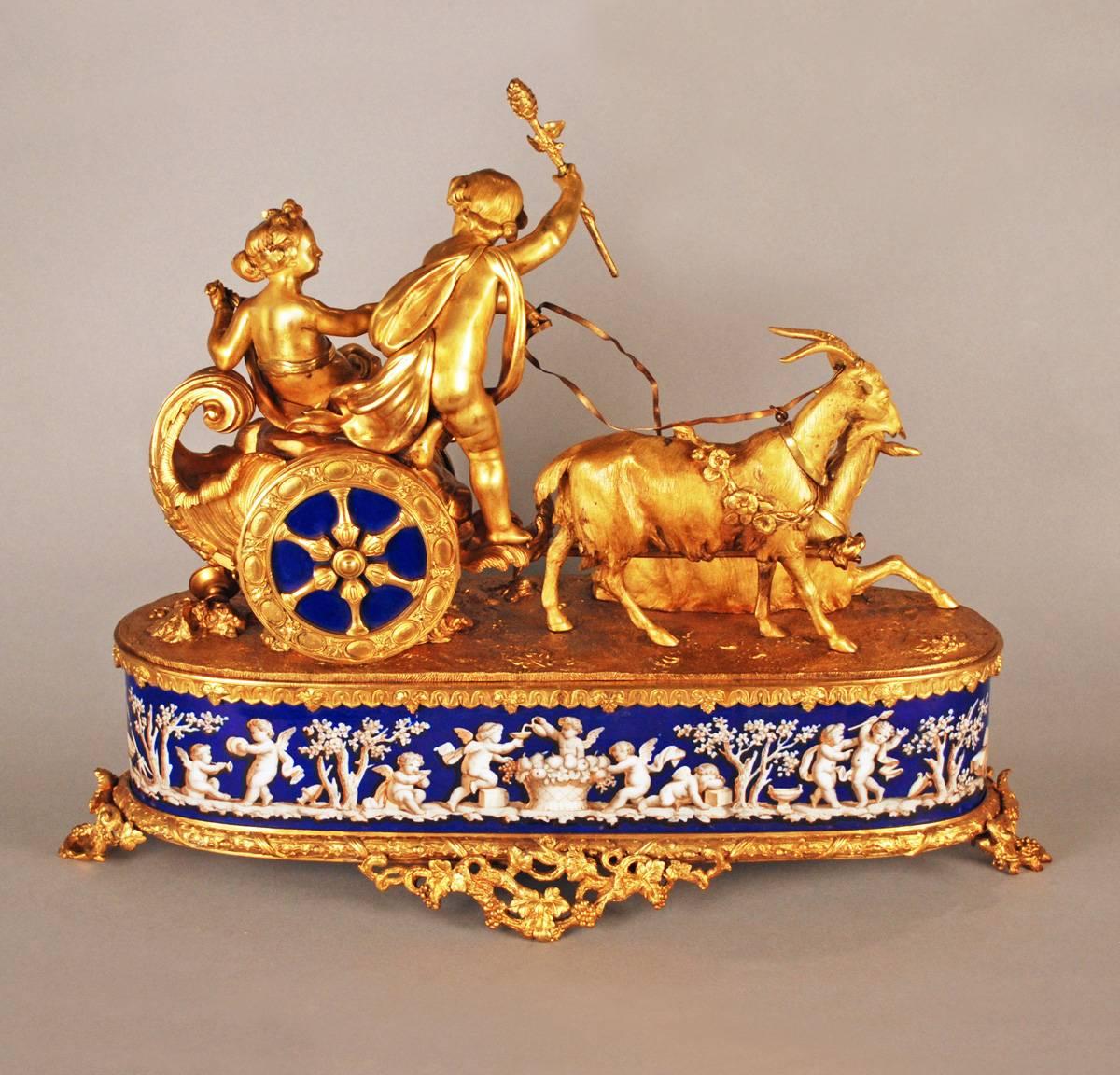 Erstaunliche und sehr seltene französische Uhr aus vergoldeter Bronze aus dem 19. Jahrhundert, die von zwei fein gearbeiteten Putten gekrönt wird, die auf einem Wagen reiten, der von einem Paar wunderbar detaillierter Ziegen gezogen wird.

Das