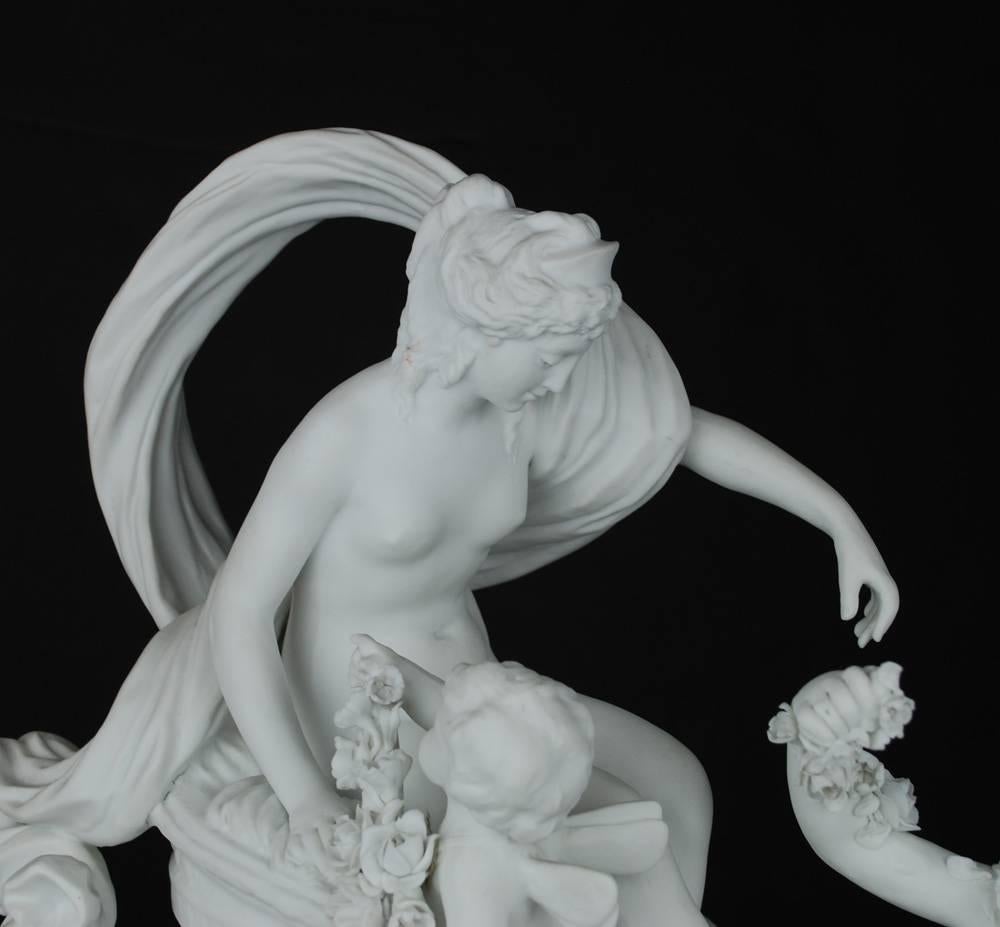 Français Centre de table sculpture en porcelaine biscuit de Parian Vénus mythologique sur chariot en vente