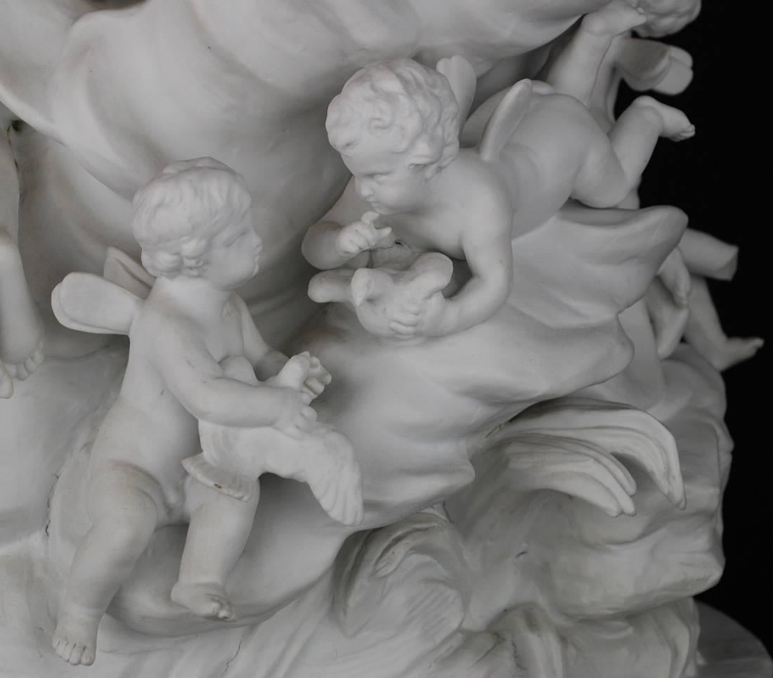 Centre de table sculpture en porcelaine biscuit de Parian Vénus mythologique sur chariot Bon état - En vente à Austin, TX