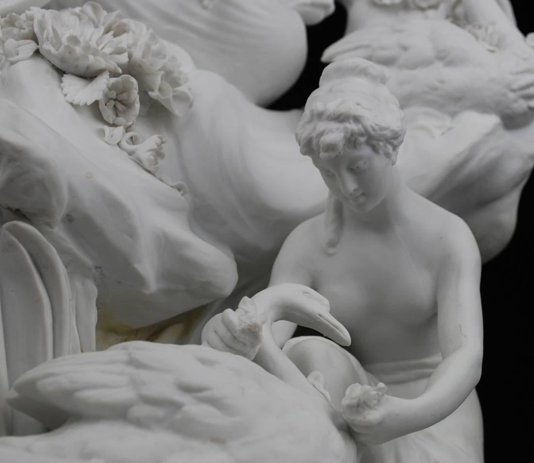 XIXe siècle Centre de table sculpture en porcelaine biscuit de Parian Vénus mythologique sur chariot en vente