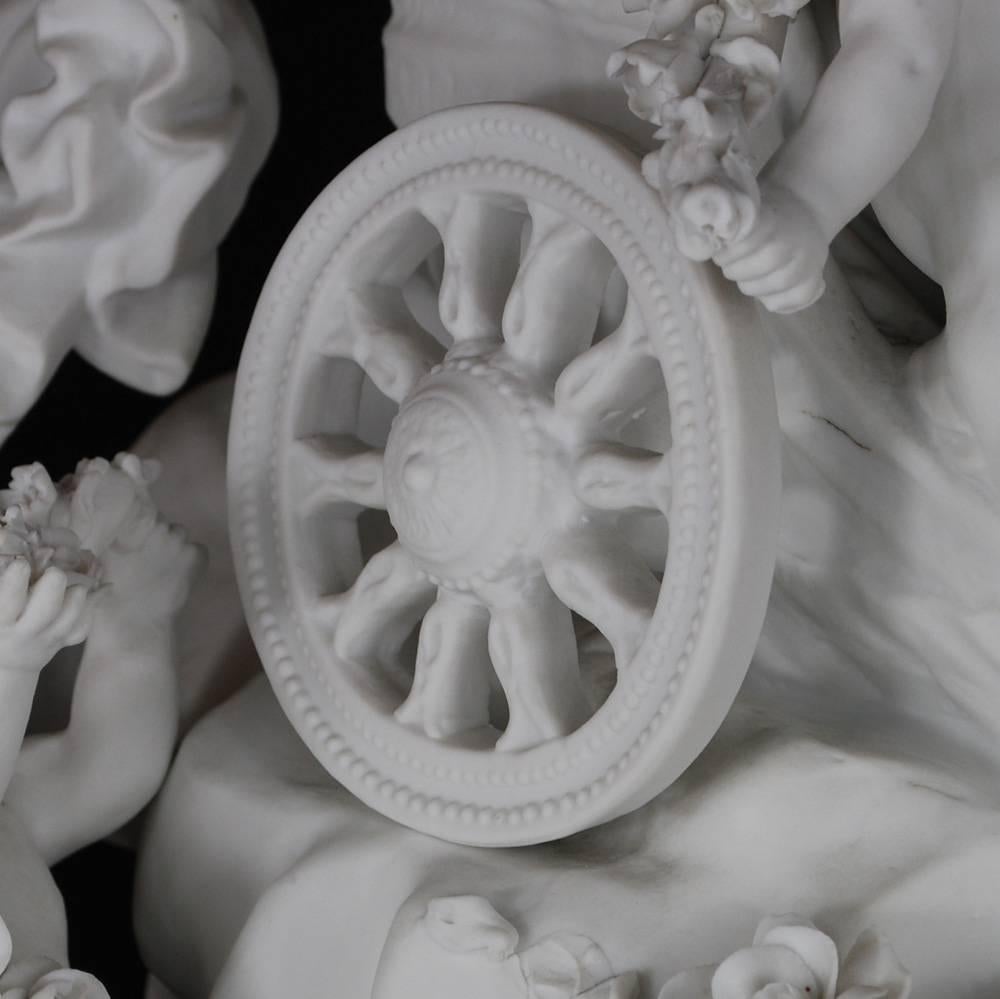 Porcelaine Centre de table sculpture en porcelaine biscuit de Parian Vénus mythologique sur chariot en vente