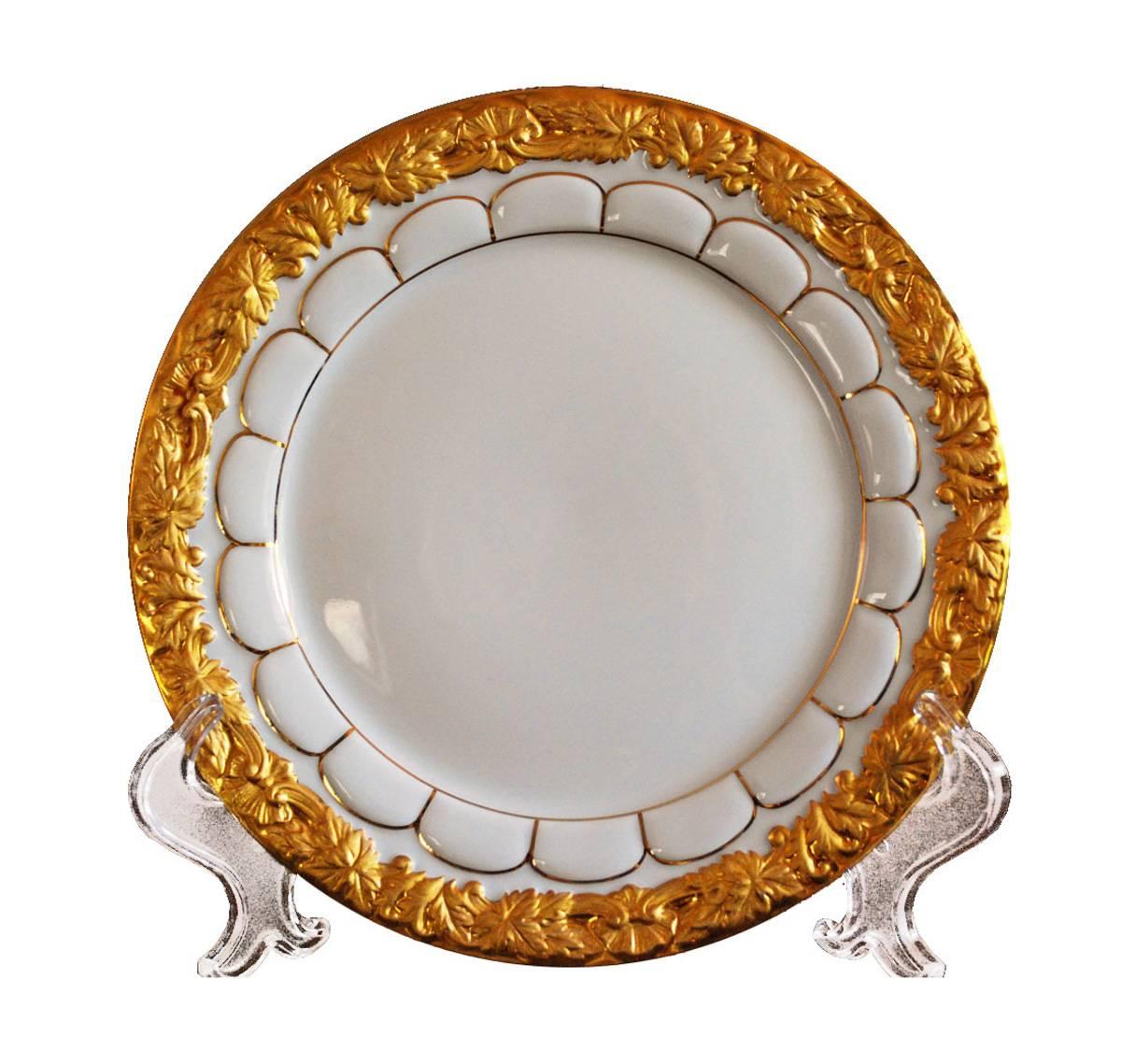This elegant Meissen set displays a perfect balance of simplicity and adornment. The crisp white porcelain is offset by thin gold bands contouring the lobed form. Rims feature acanthus motif decorated with both matte and glossy 24-karat gold. Each