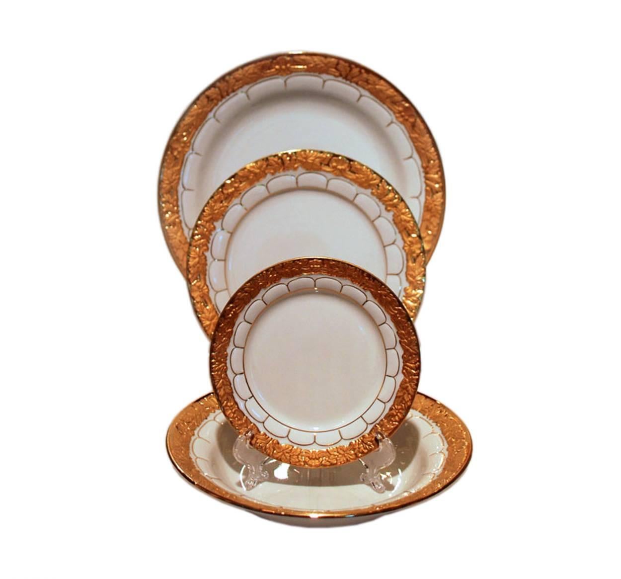 Meissen Dinner Plates Set Service for 12 Gilt White Golden Baroque Pattern In Good Condition In Austin, TX