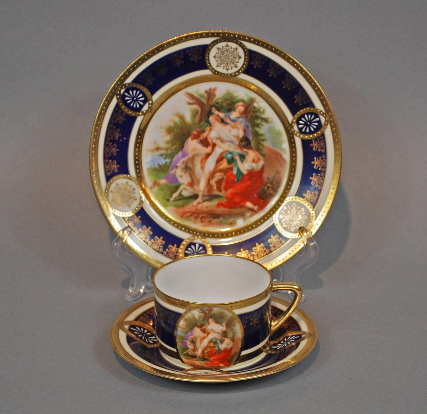 Magnifique service à dessert/café pour 16 personnes de style Royal Vienna décoré de quatre scènes mythologiques différentes : Arès recevant une armure, Europa et le taureau, Iphigénie échappant au sacrifice et Aphrodite recevant des cadeaux.

Chaque
