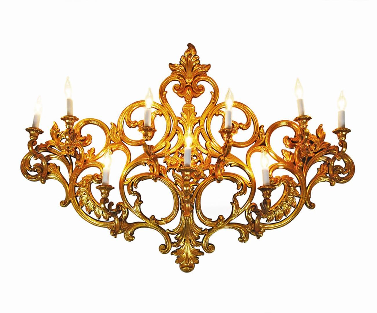 Un gran aplique de nueve luces de estilo antiguo será un elegante punto focal en cualquier pared. Materiales modernos con el encanto antiguo del estilo Luis XV. 

Hermosa pieza dorada con elaboradas volutas, diseño foliado y acentos florales. En su