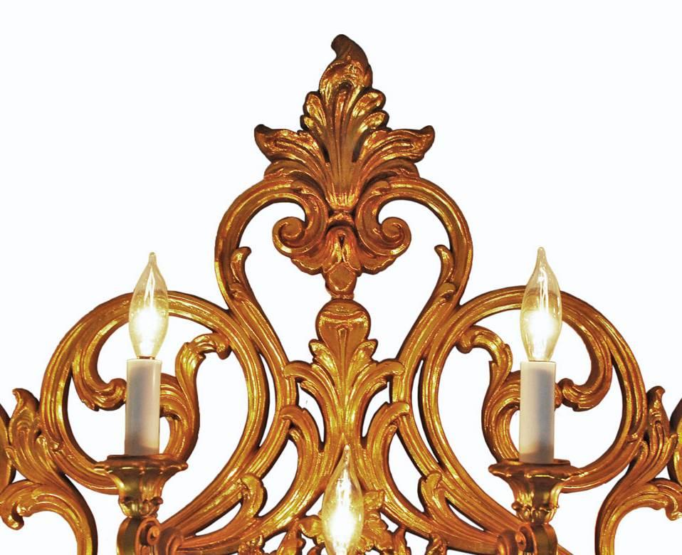Gran Aplique de Pared Dorado Estilo Luis XV Nueve Luces Estadounidense en venta