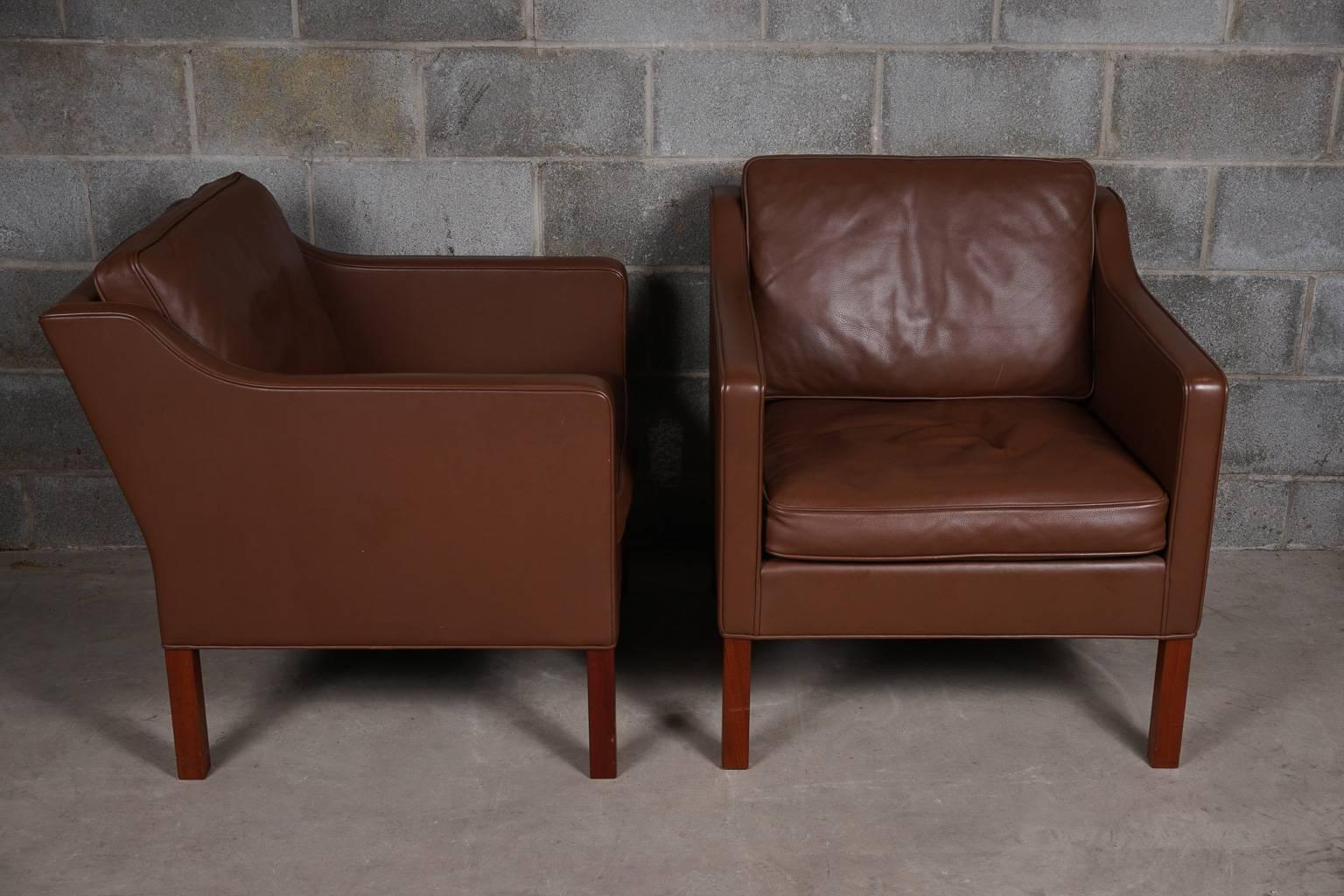 Pair of Børge Mogensen lounge chairs in brown leather. Original leather and solid mahogany legs. Model 2421, produced by Fredericia Stolefabrik and designed in 1963. Great condition.
