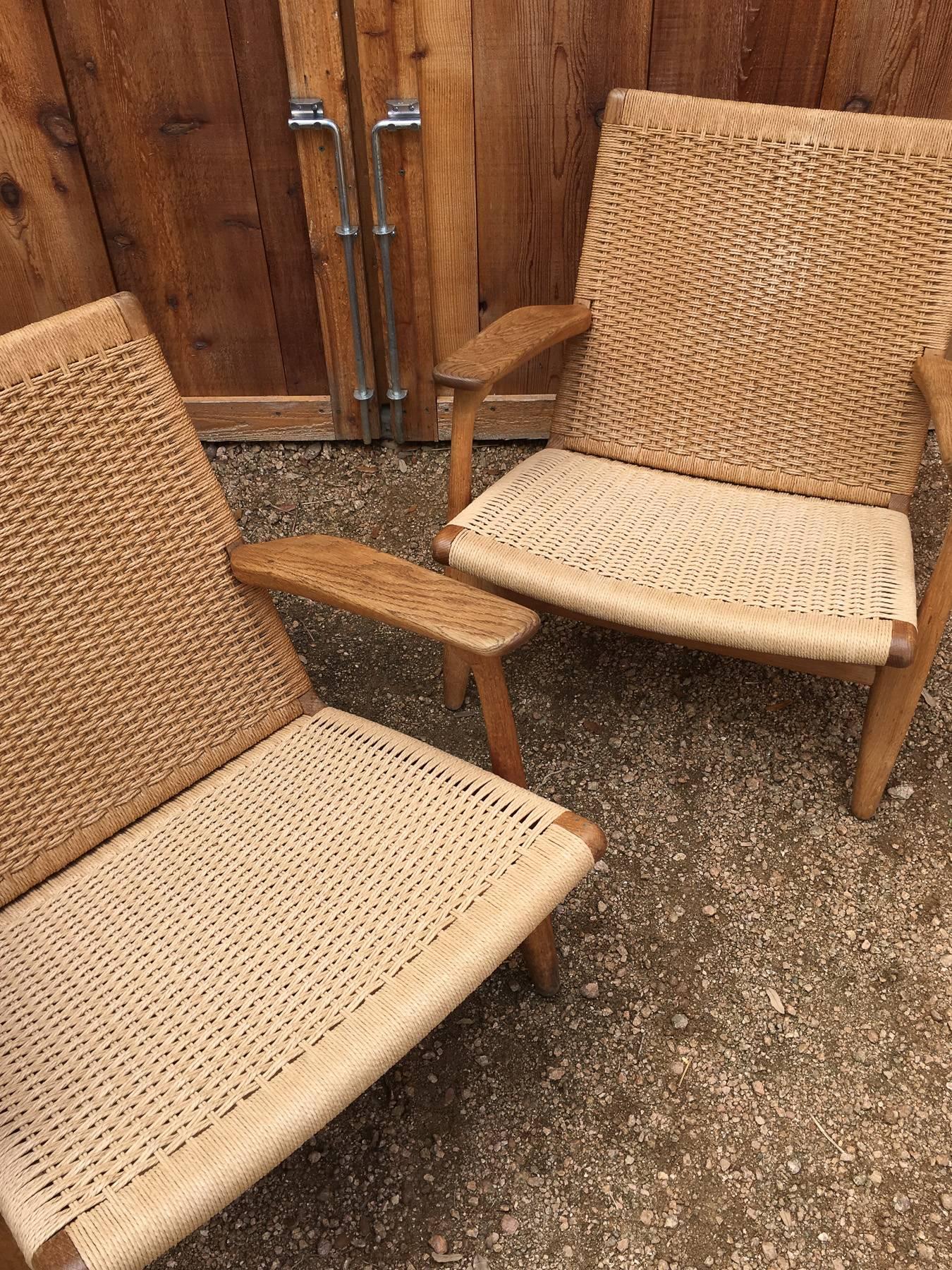 Pair of Wegner CH25 Lounge Chairs In Good Condition In Nashville, TN