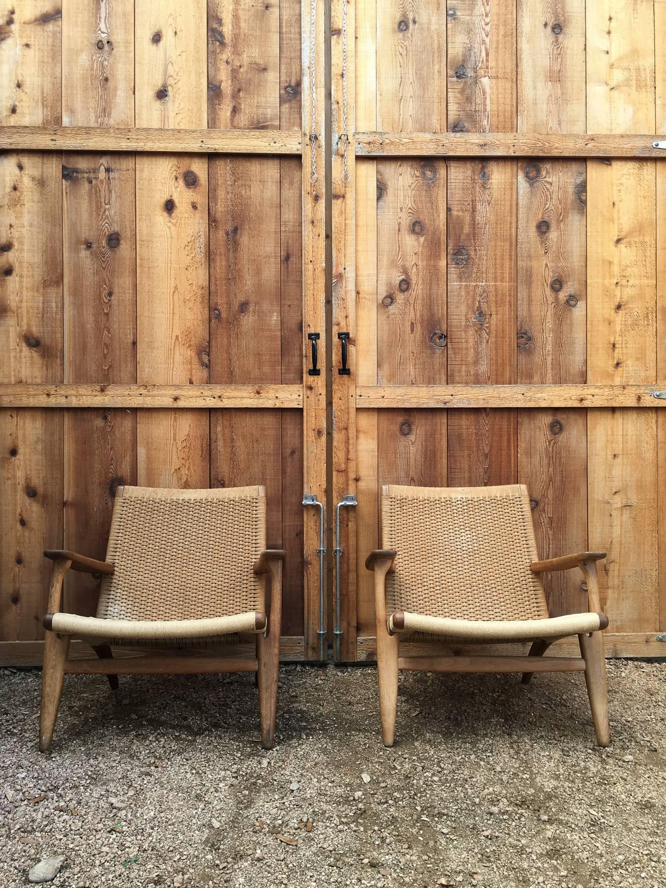Mid-20th Century Pair of Wegner CH25 Lounge Chairs