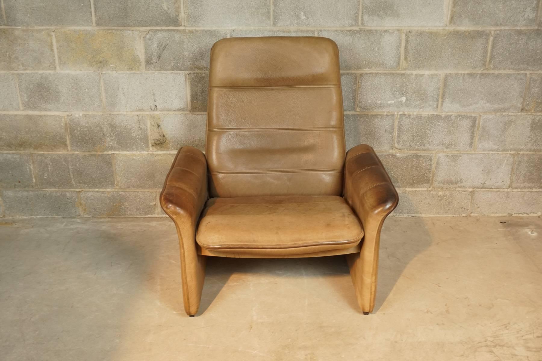 Reclining lounge chair in thick buffalo leather manufactured by De Sede and made in Switzerland.