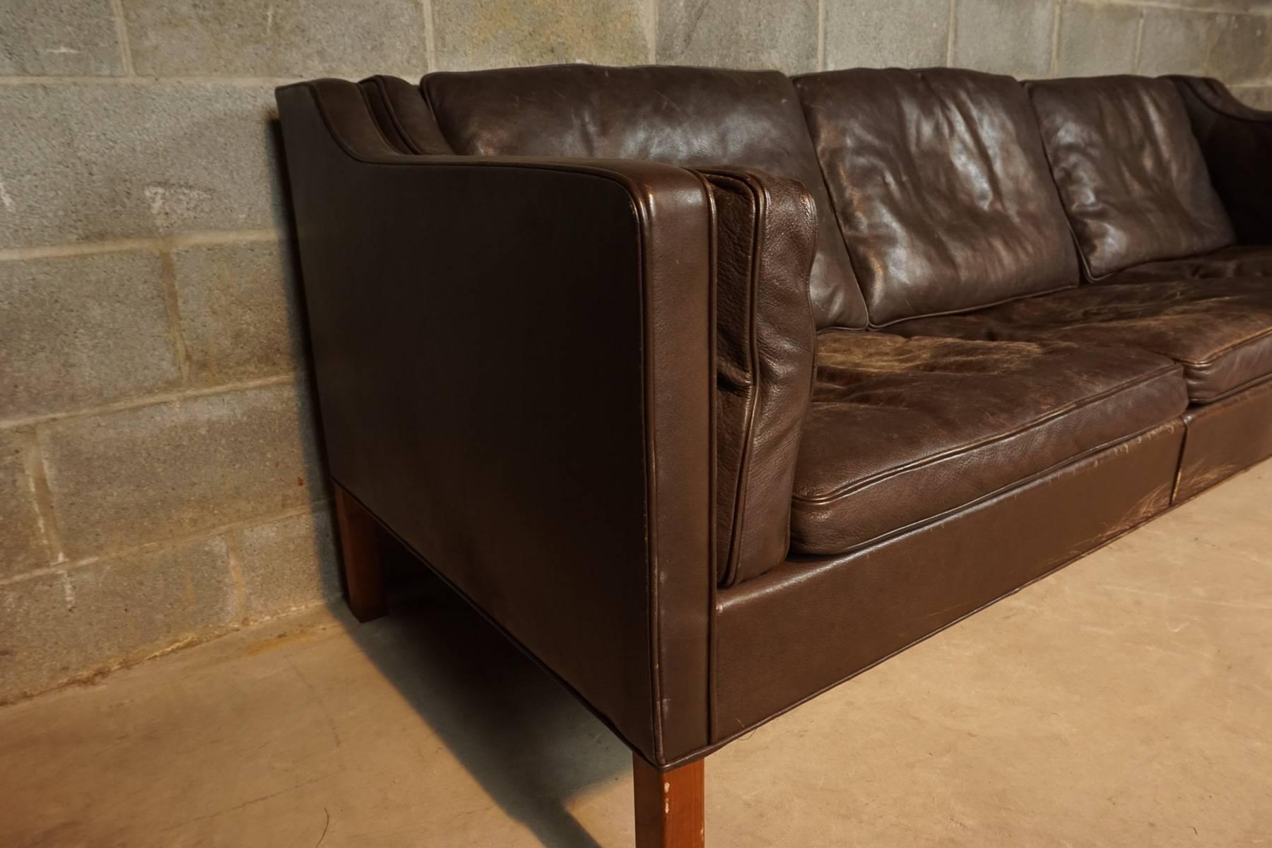Børge Mogensen sofa model 2213 in brown patinated leather. Loose seat and back cushions with down fill. Produced by Fredericia Stolefabrik, designed in 1963. Original label underneath.