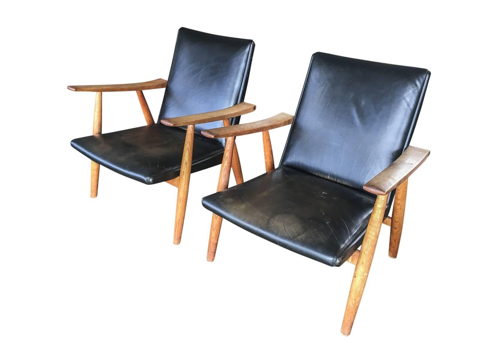 Pair of Hans Wegner chairs model 260 in original leather on a solid oak frame. Dated on the underside.