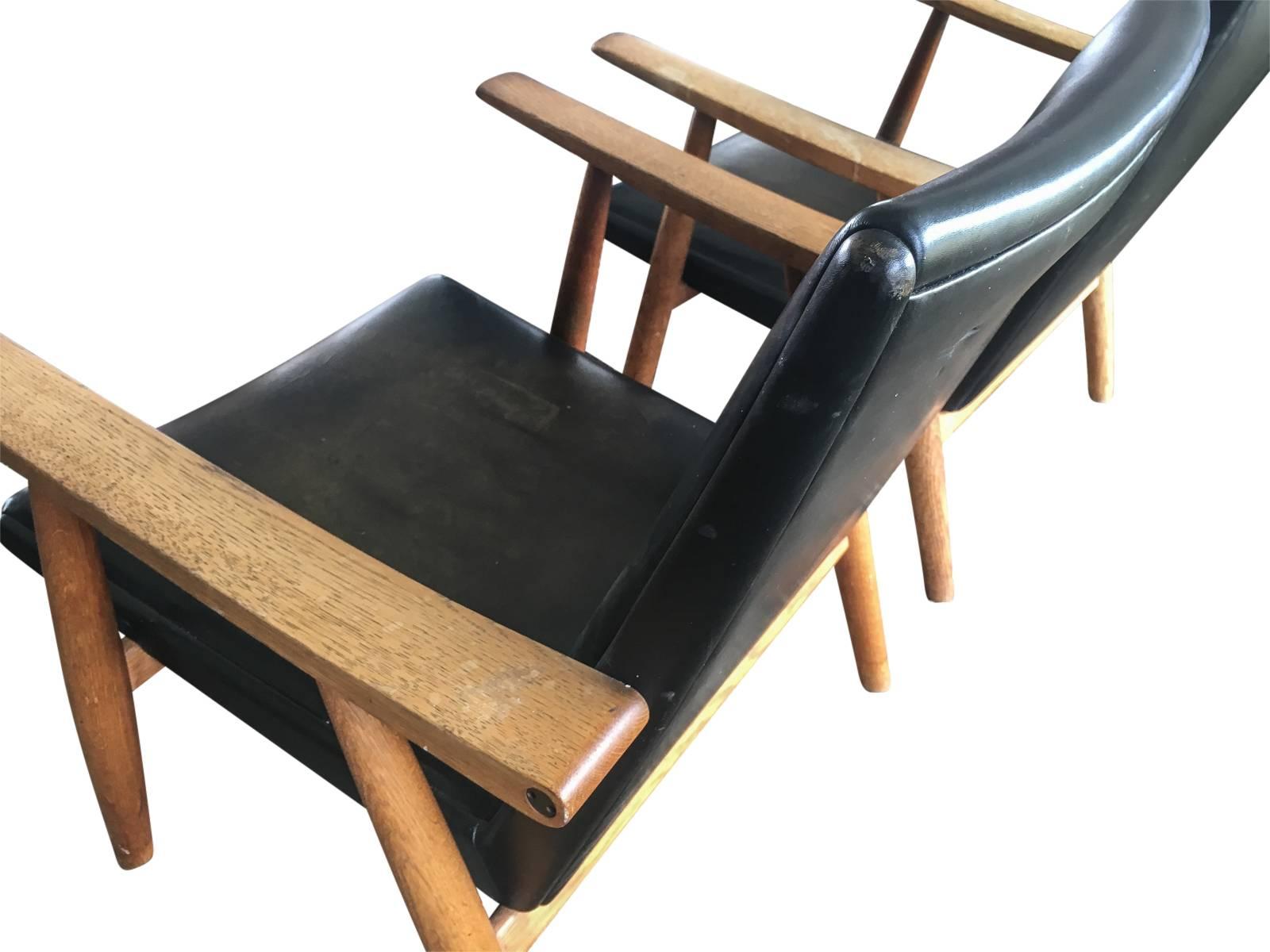 Pair of Hans Wegner Chairs Model 260 1