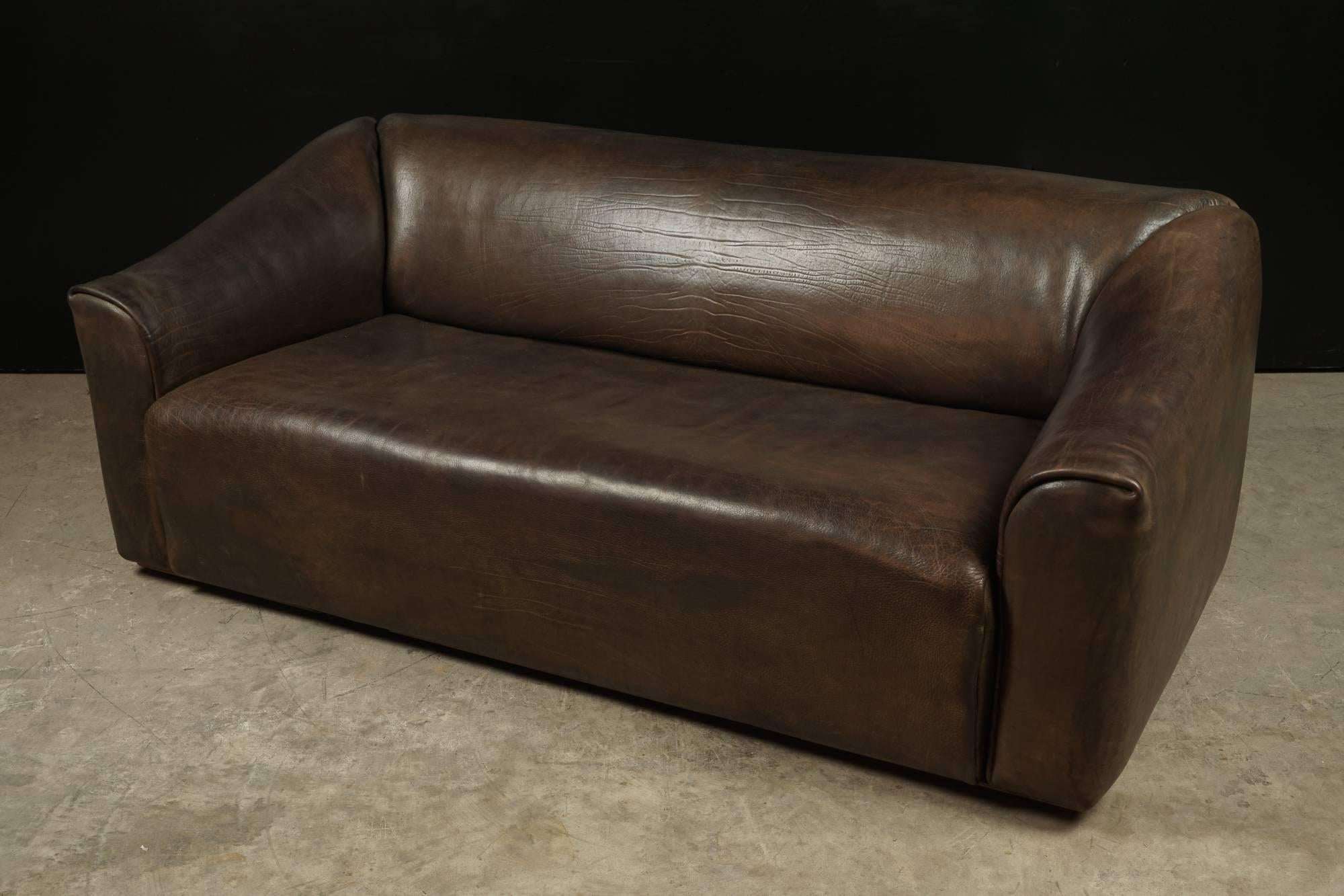 De Sede DS47 sofa from Switzerland, circa 1970. Thick, dark brown bull leather with a nice patina to leather. Seat pulls out about 5-6 inches for additional comfort.