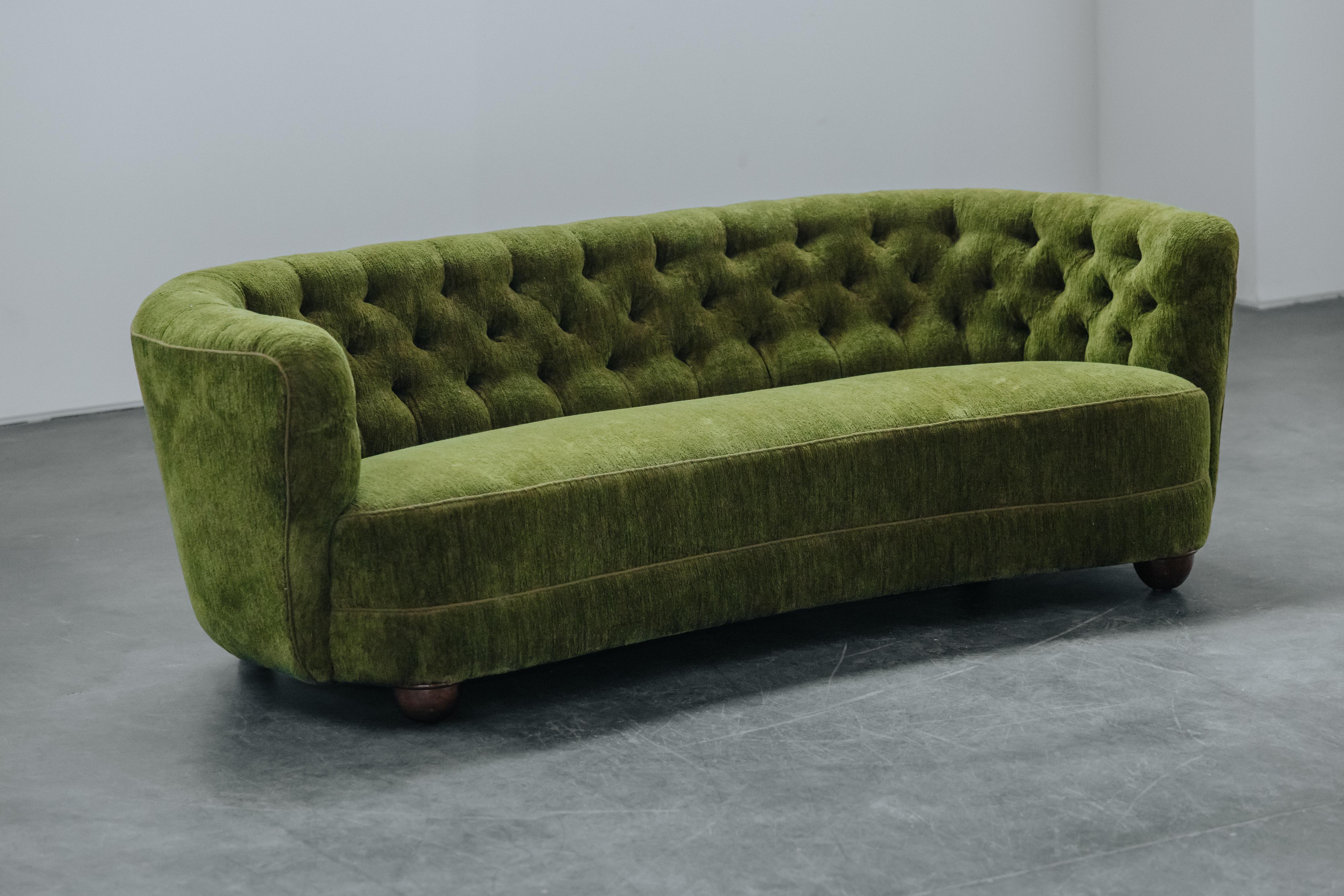 Divano vintage da falegname danese, circa 1950.  Raro modello successivamente rivestito in un tessuto di ciniglia di Pierre Fabrice.  Condizioni eccellenti.