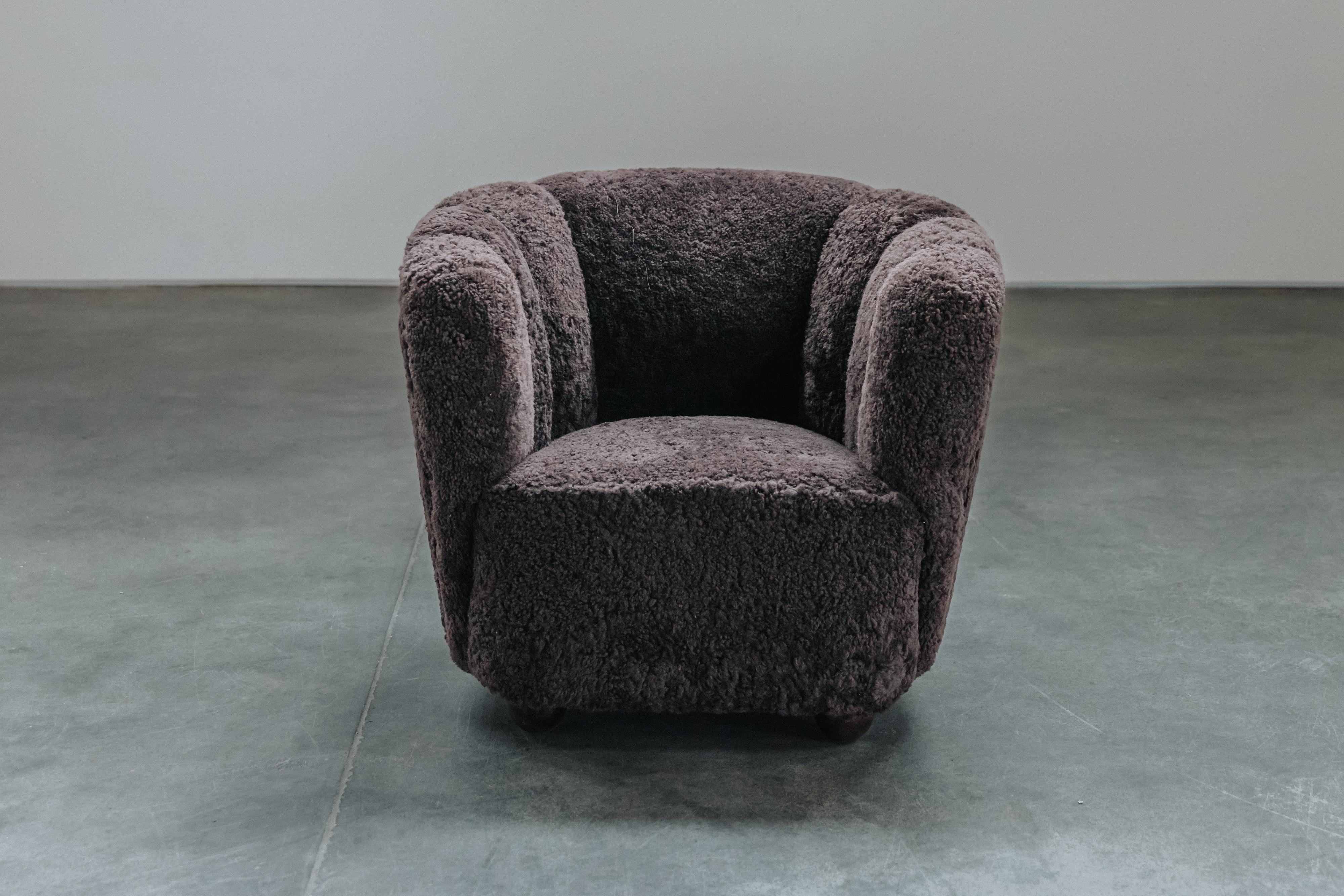 Chaise d'ébéniste vintage en shearling du Danemark, Circa 1950.  Modèle confortable, rembourré au Danemark avec du shearling brun et gris.  Excellent état.