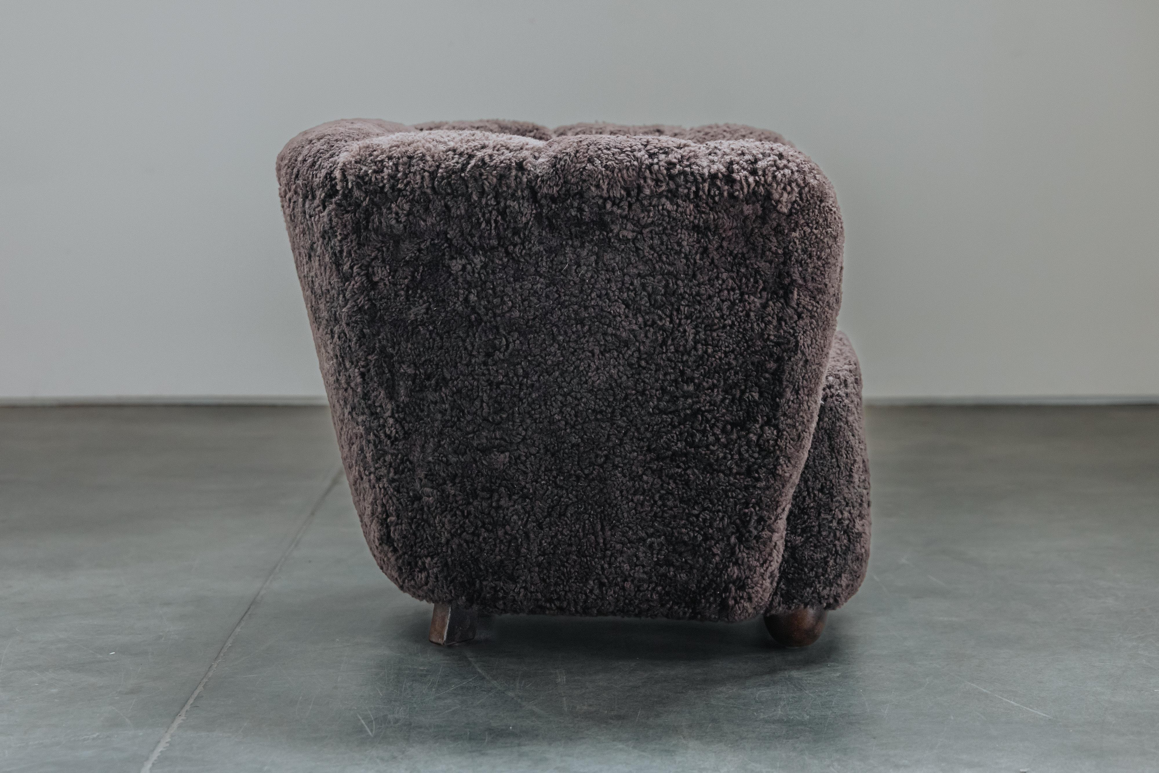 Chaise d'ébéniste vintage en shearling du Danemark, Circa 1950 Bon état - En vente à Nashville, TN