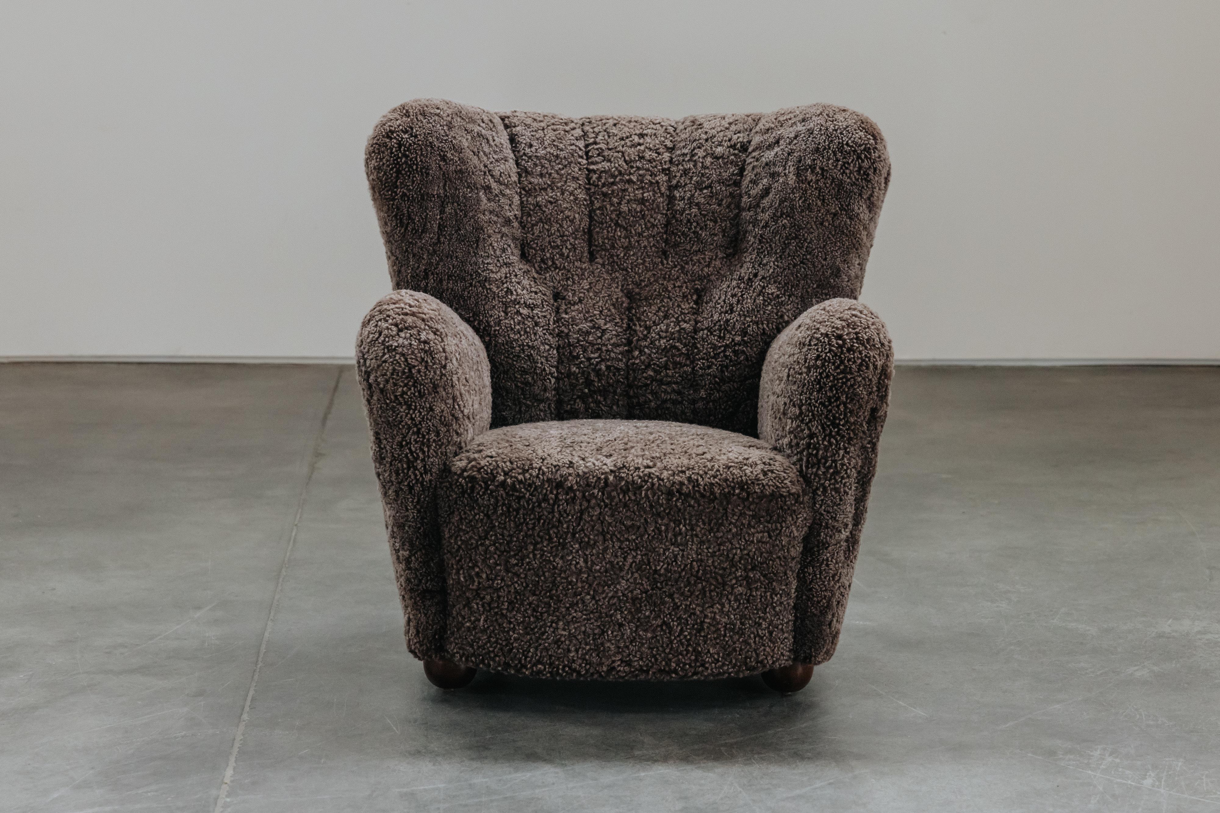 Chaise d'ébéniste vintage en shearling du Danemark, Circa 1950.  Modèle confortable, recouvert ultérieurement au Danemark d'une douce peau de mouton grise.  Excellent état.