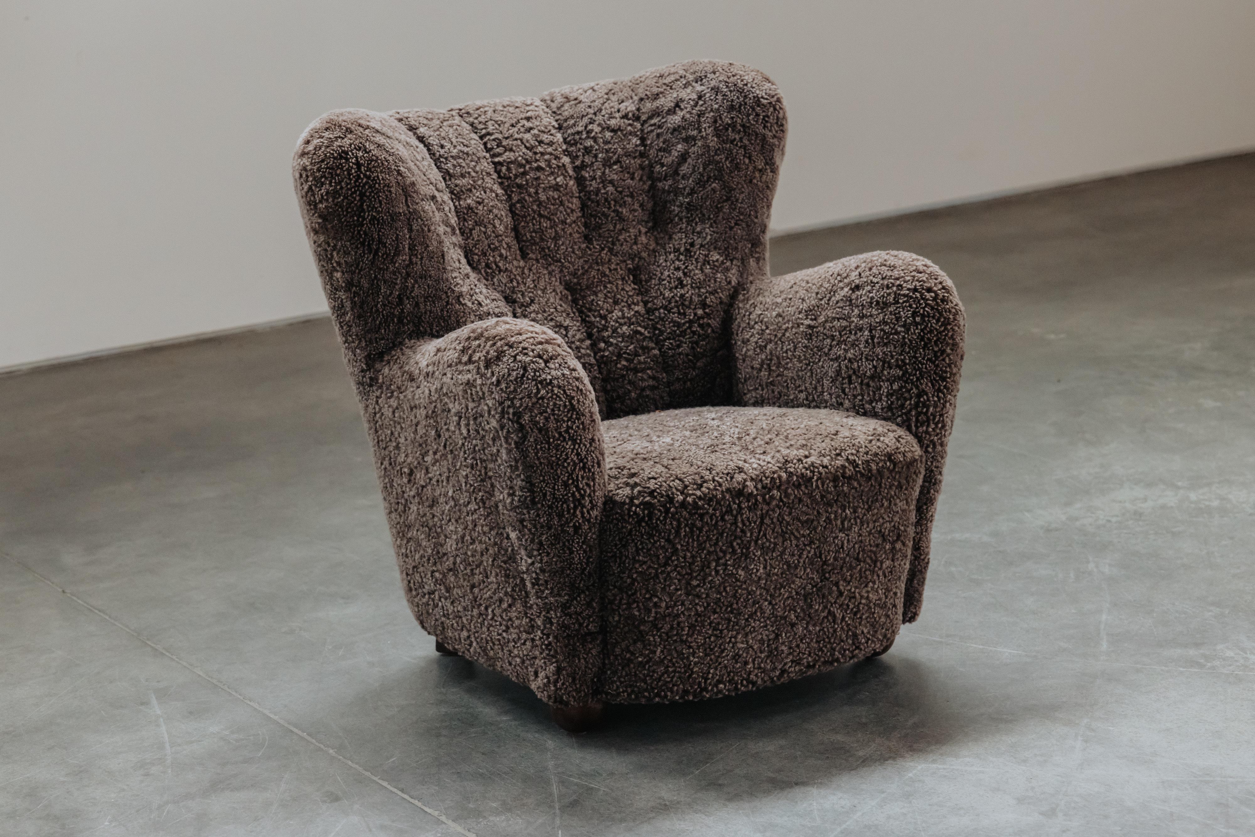 Chaise d'ébéniste vintage en shearling du Danemark, Circa 1950 Bon état - En vente à Nashville, TN