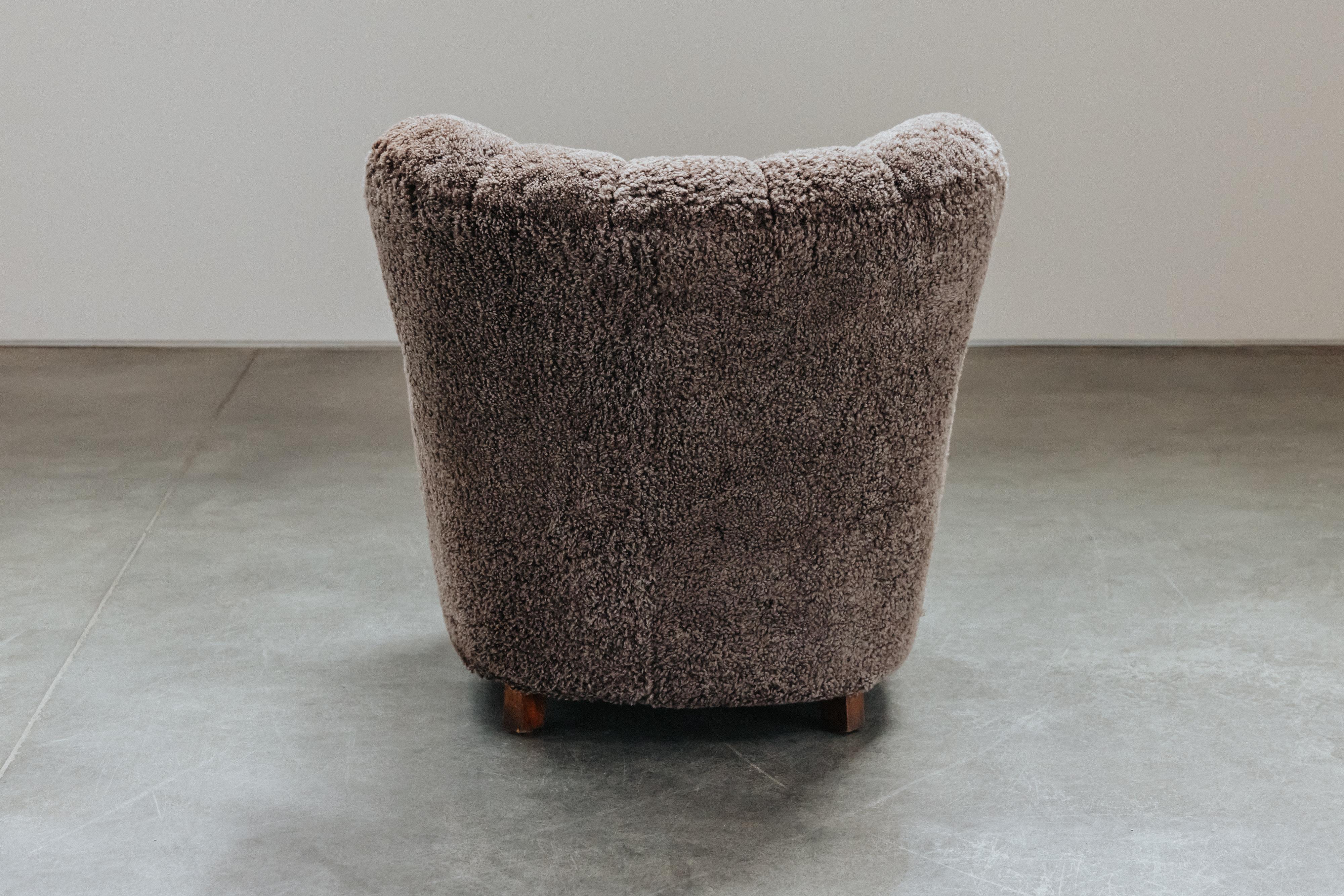 Chaise d'ébéniste vintage en shearling du Danemark, Circa 1950 en vente 1